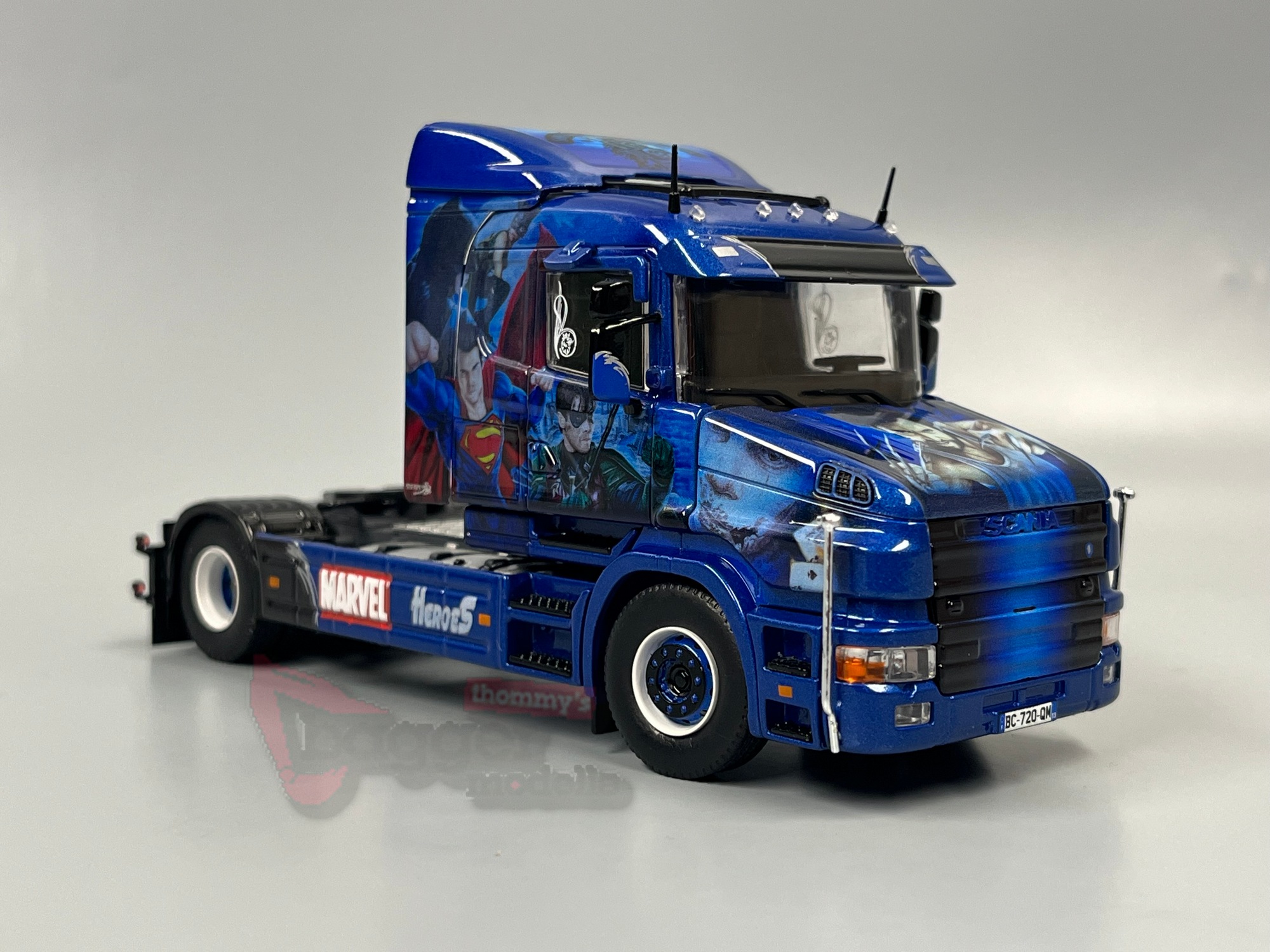88688 - Tekno - Scania Hauber 4-Serie 4x2 Zugmaschine - Garage du Midi / Super Heroes - FR