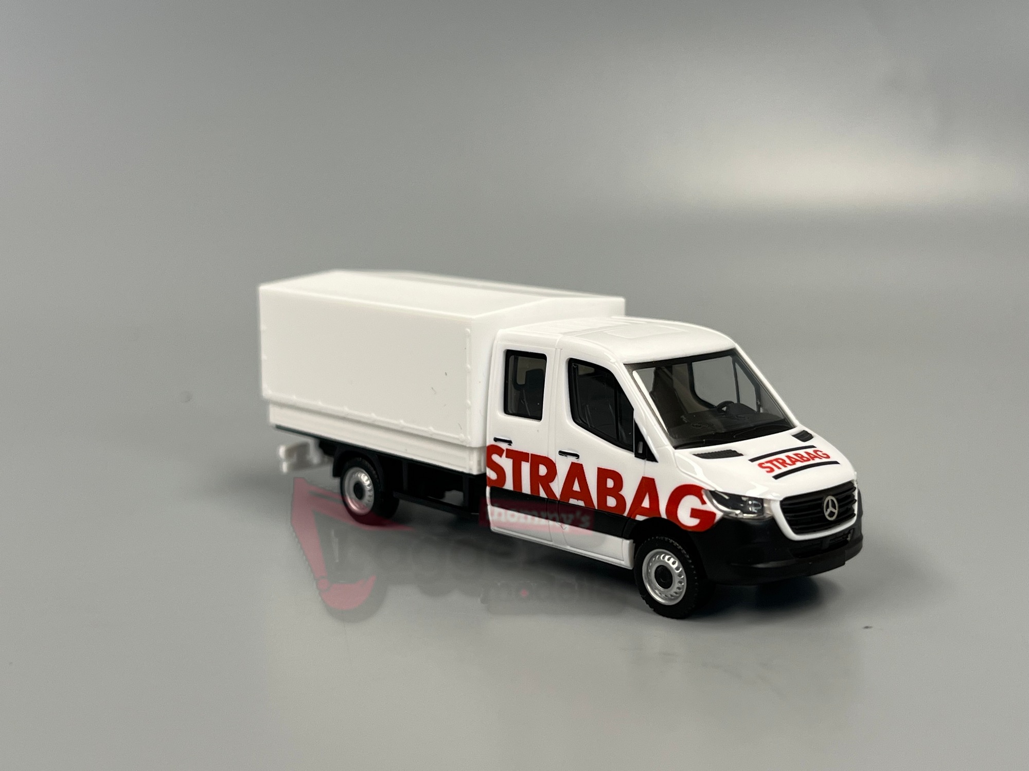 098991 - Herpa - Mercedes-Benz Sprinter '18 Doppelkabine Pritsche/Plane "STRABAG"