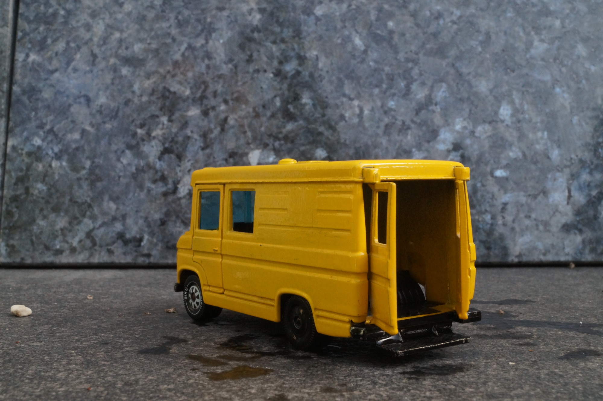 Mercedes Benz L406D Kastenwagen gelb