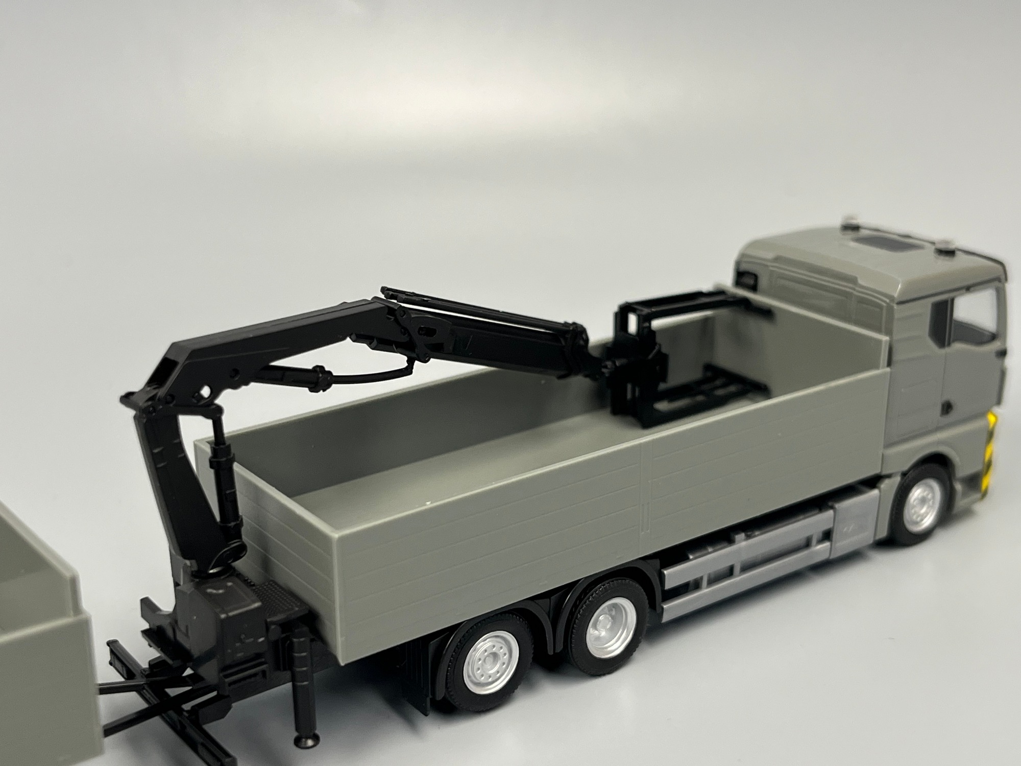 320825 - Herpa - MAN TGX GN Pritschen-Hängerzug mit Ladekran, grau/gelb