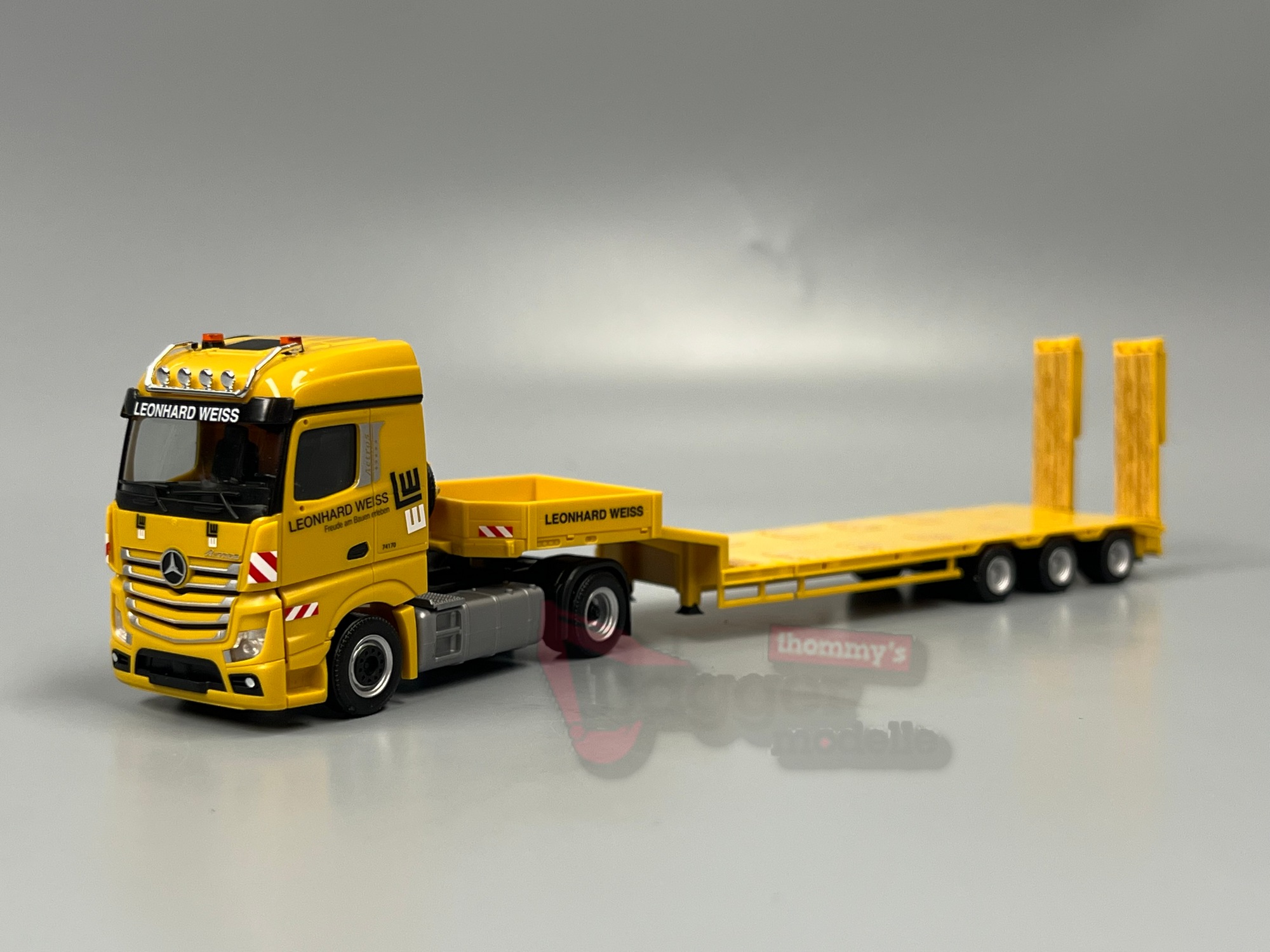 937740 - Herpa - Mercedes-Benz Actros 18 Streamspace Semitieflade-Sattelzug  "Leonhard Weiss"