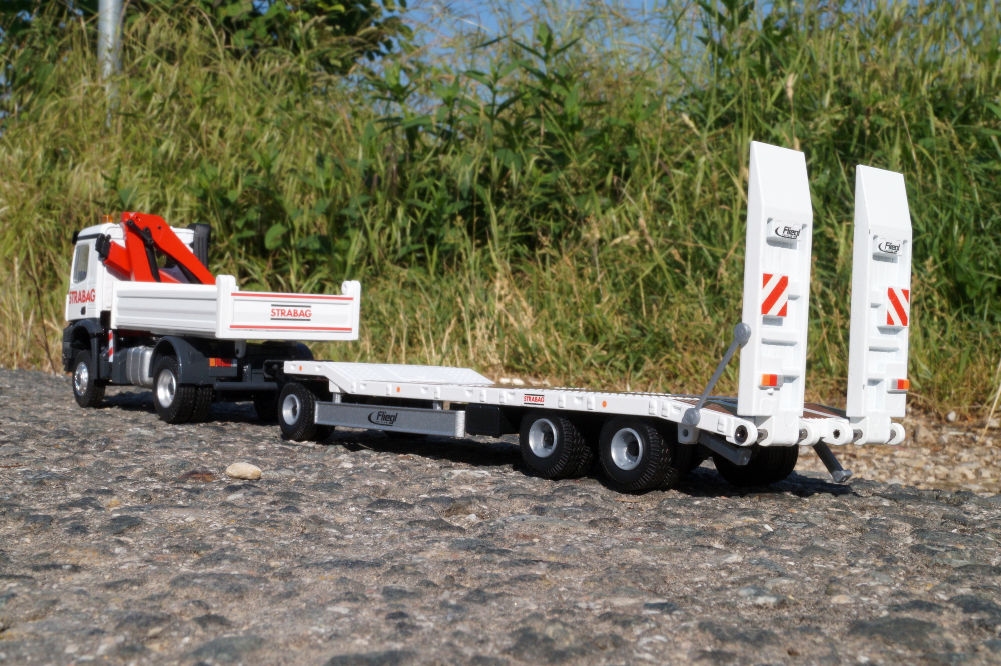 78229-1 -Thommys - Mercedes Benz Arocs  2achs Kipper mit Ladekran und Tiefladeanhänger 3achs "STRABAG"