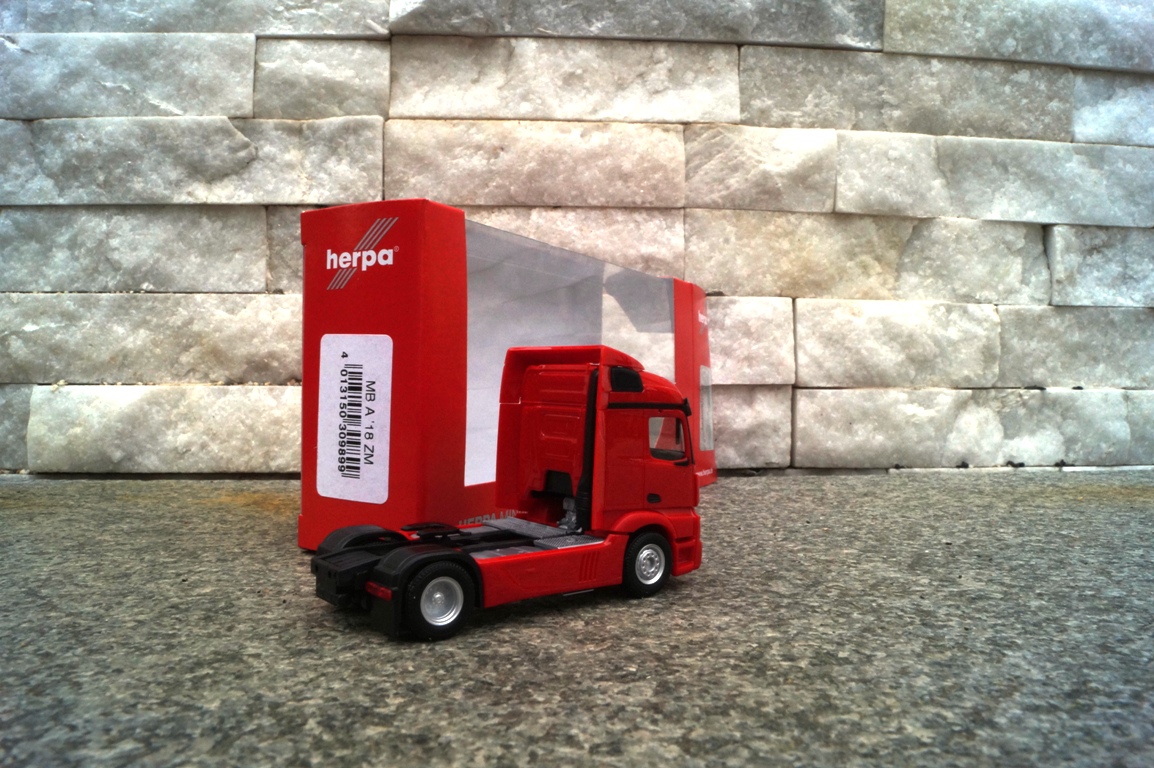 309899 - Herpa  - Mercedes-Benz Actros Streamspace 2.3 Zugmaschine 2-achs, rot