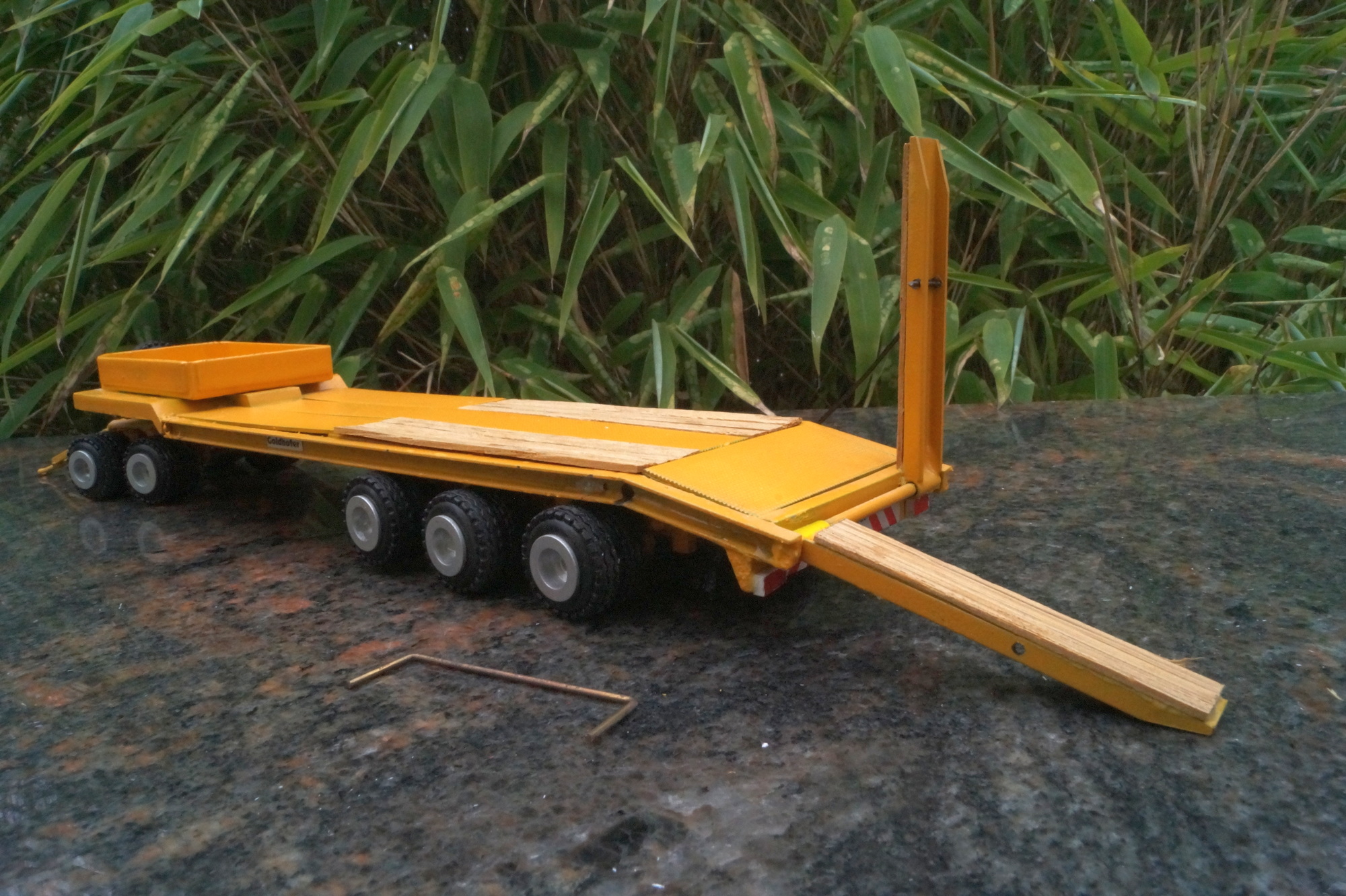 Zubehör 5achs Anhängetieflader mit Auffahrrampen und Holzeinlage