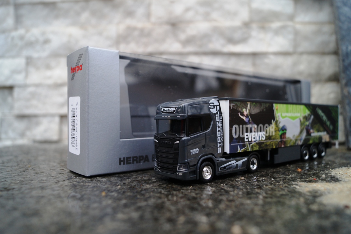 938976 - Herpa - Scania CS 20HD Gardinenplanen Sattelzug "Harzdrenalin Stretzel Transporte"