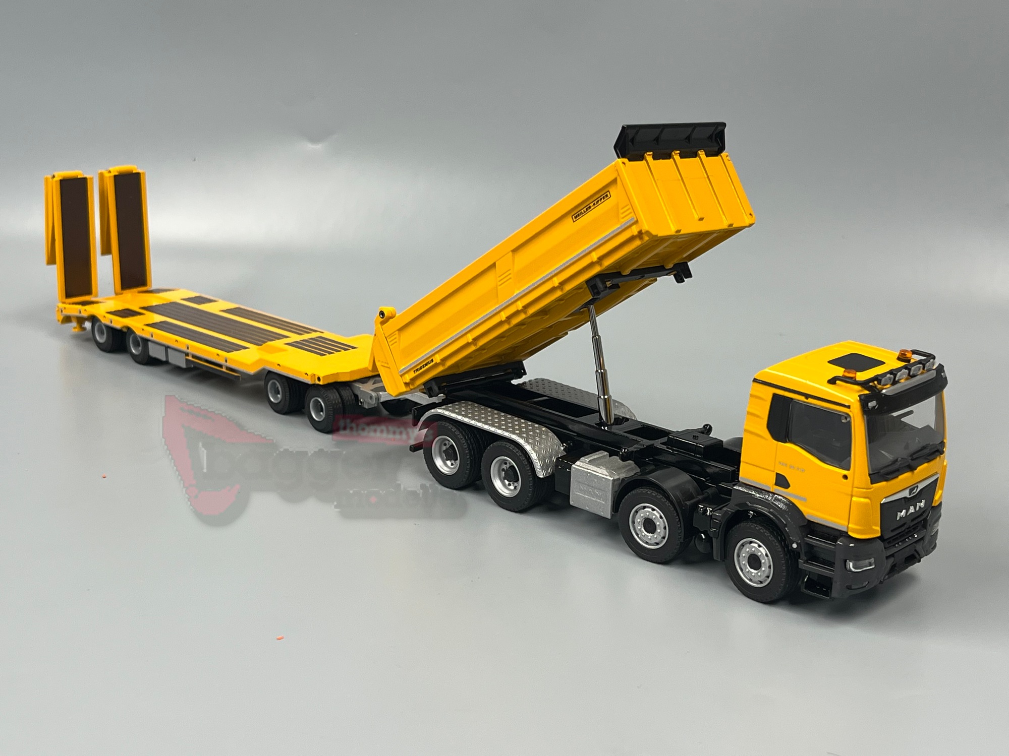 81247-02 - Conrad - MAN TGS NN Meiller Dreiseitenkipper mit Tiefladeanhänger - gelb -