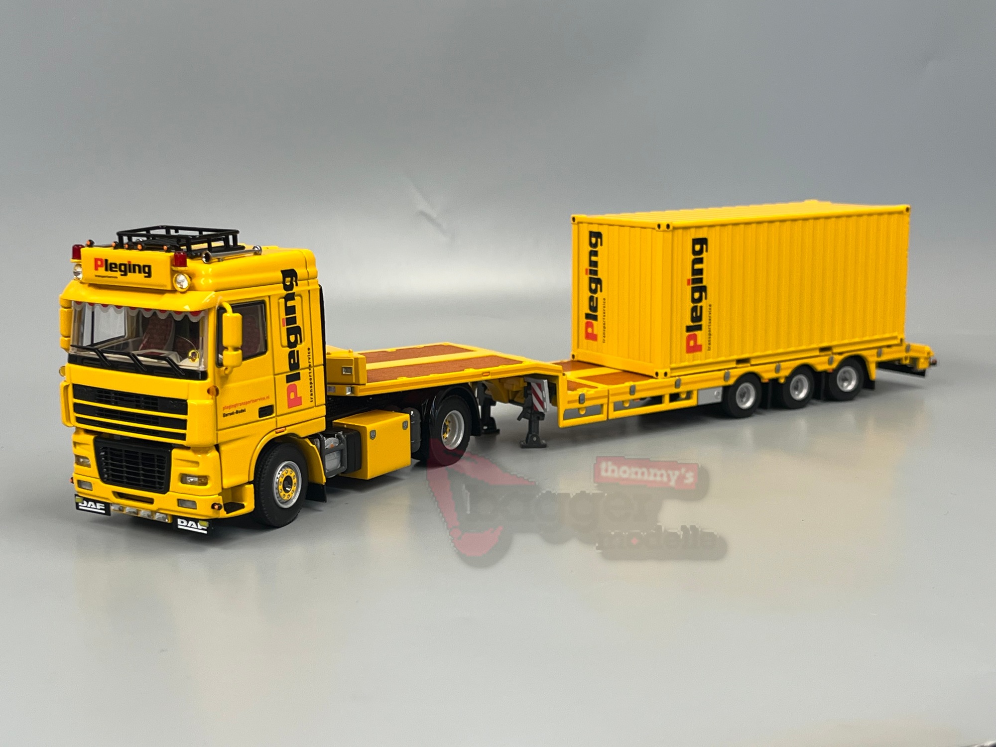 01-5172 - WSI - DAF XF95 Space Cab 4x2 mit 3achs Tiefladerauflieger und 2FT Container - Pleging - NL