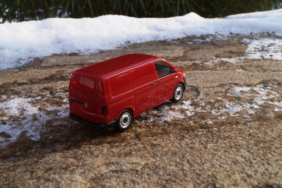 028721 - Herpa - Volkswagen VW  T6 Kombi  kirschrot