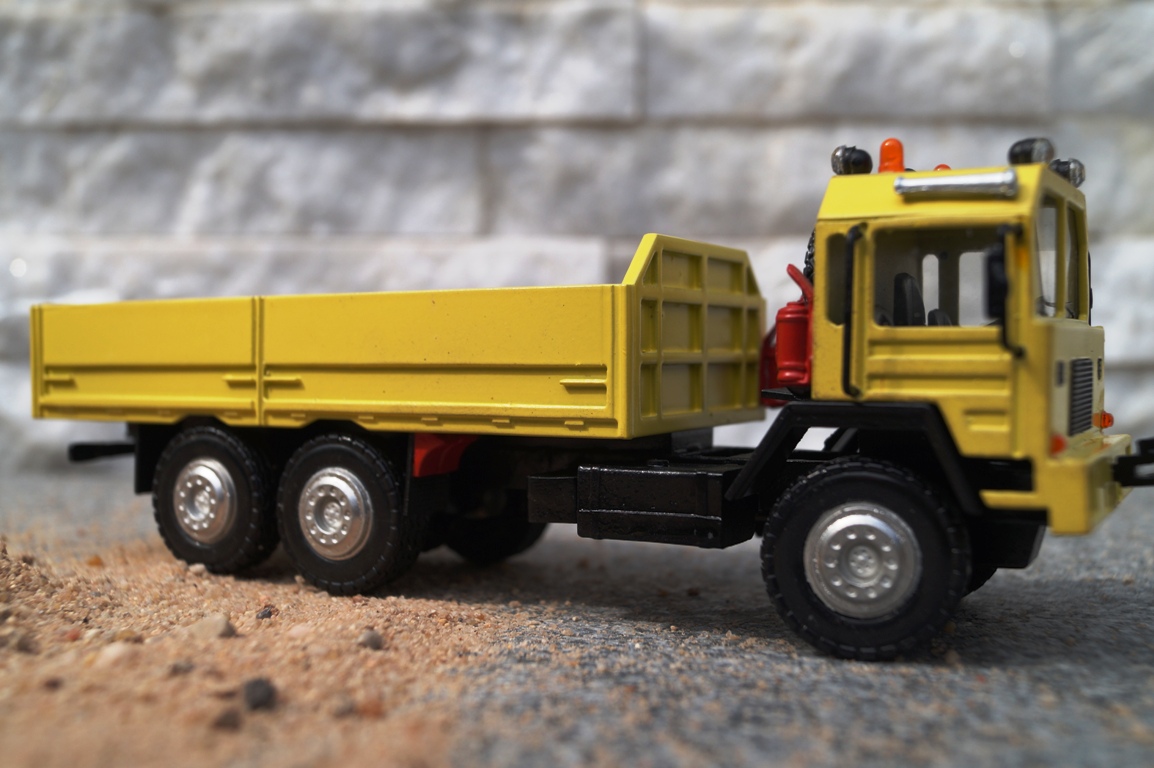 Zivil Militär Pritschen LKW 3 achs  Unicata Modell