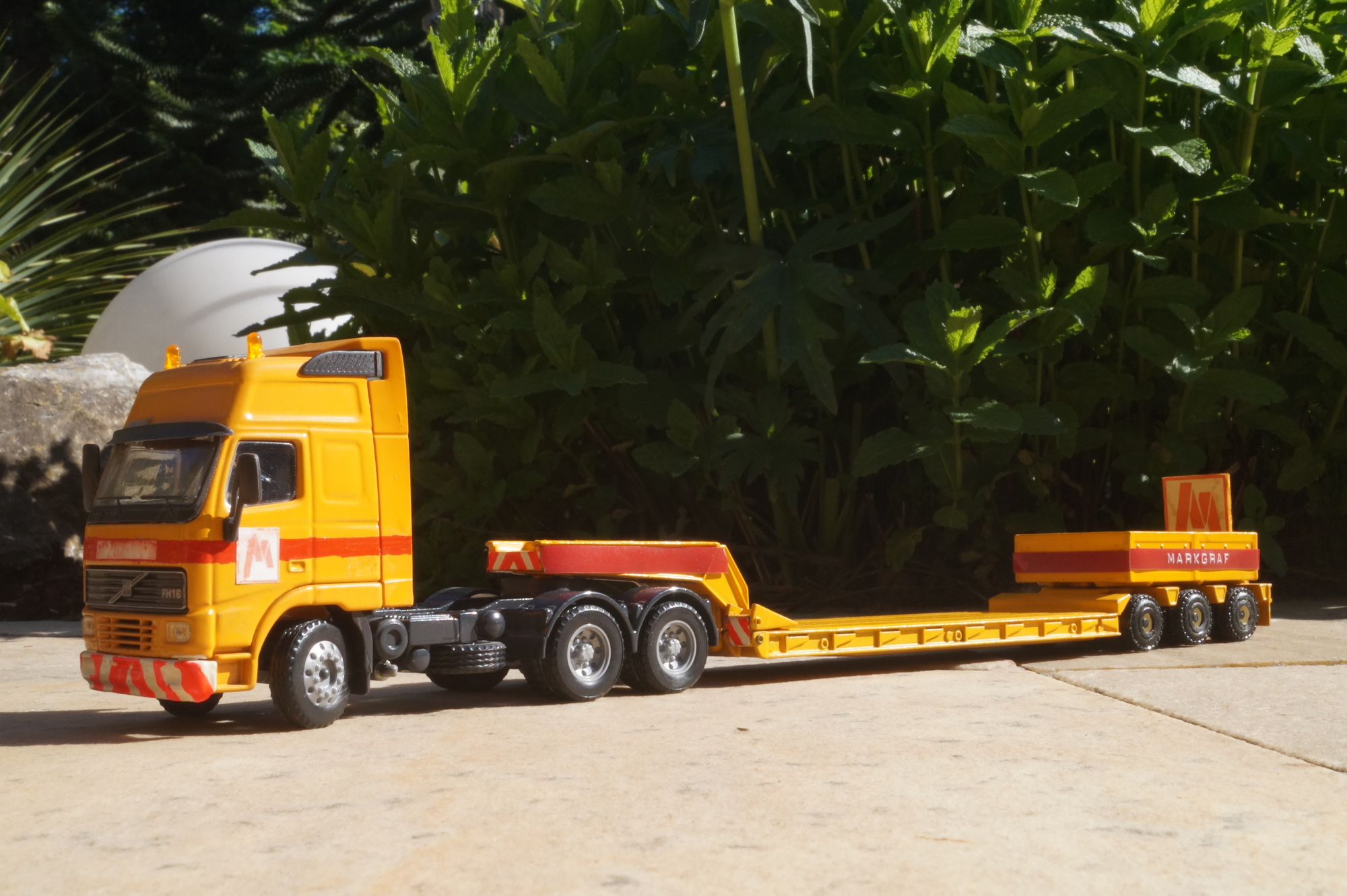 Volvo FH 16 3achs Zugmaschine mit 3achs Tieflader