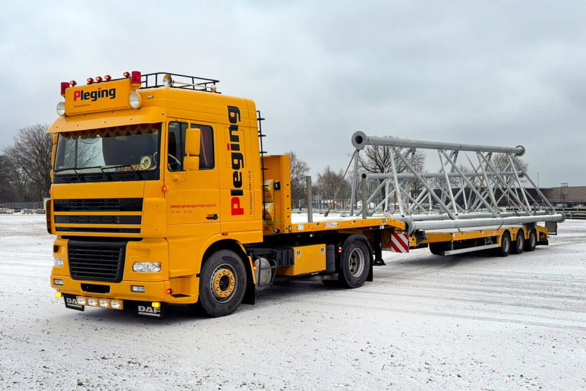 01-5172 - WSI - DAF XF95 Space Cab 4x2 mit 3achs Tiefladerauflieger und 2FT Container - Pleging - NL