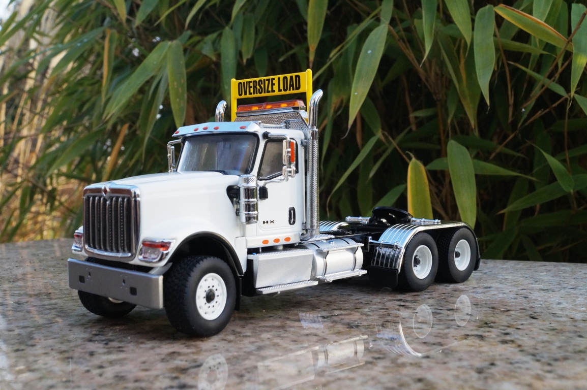 71001 -DCM -International HX 520 3achs Zugmaschine weiß