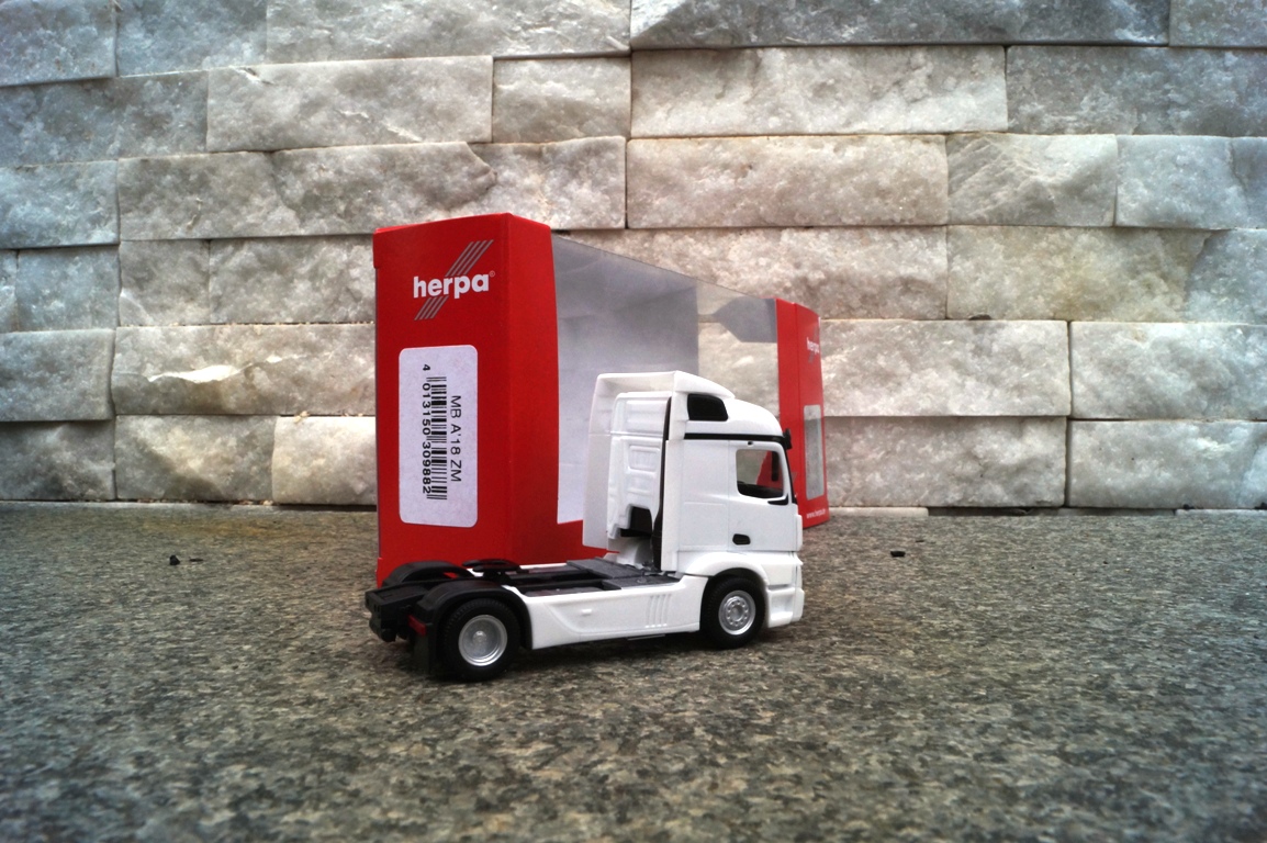 309882 - Herpa -Mercedes-Benz Actros Streamspace 2.3 Zugmaschine 2-achs, weiß