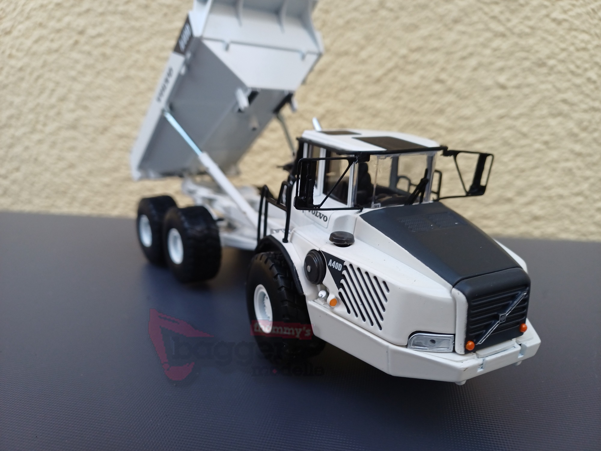 30091 - Motorart - Volvo A 40D Muldenkipper "weiß"