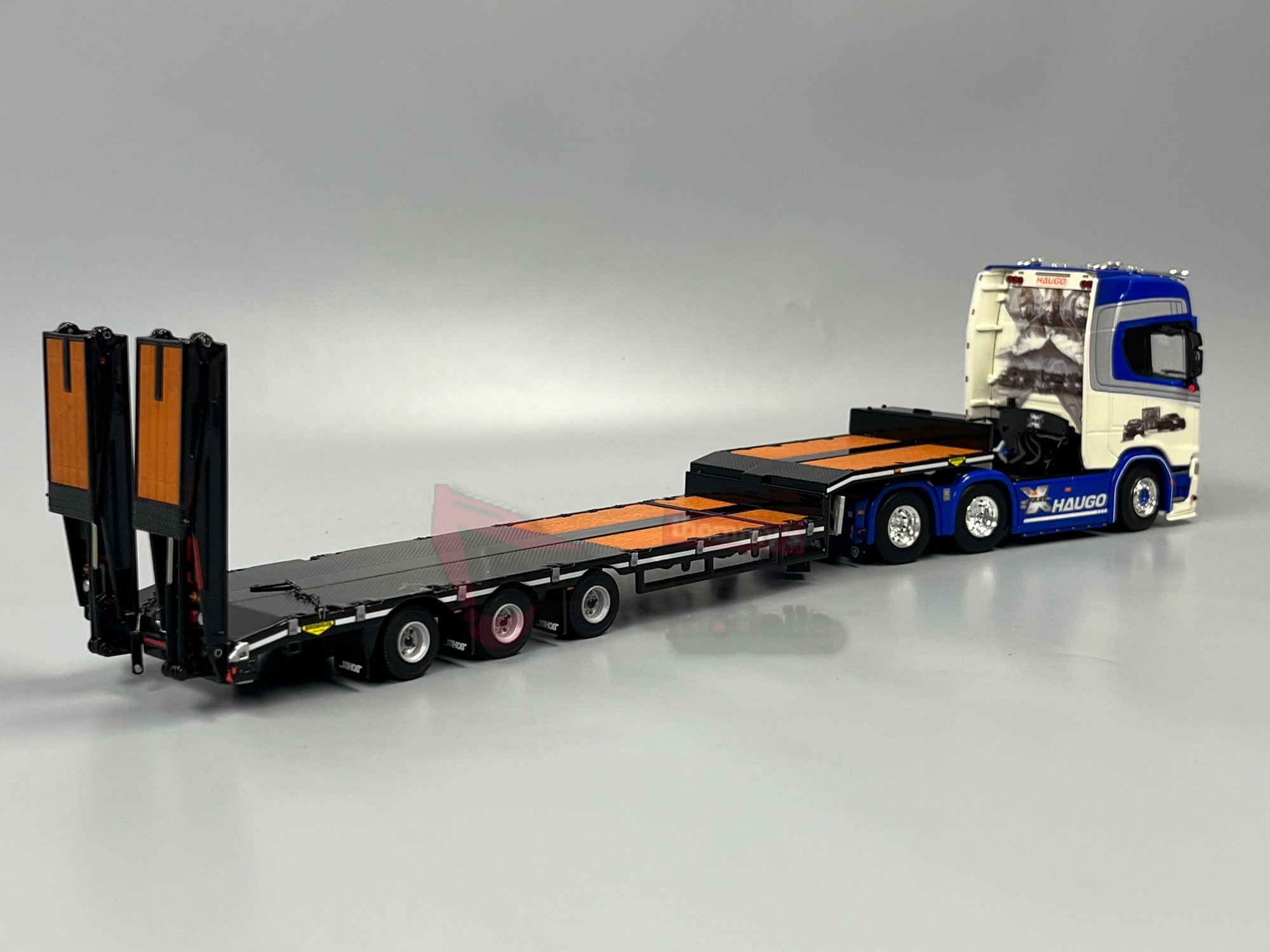 01-4974 - WSI - Scania S Highline CS20H 6x4 mit 3achs Tieflader und Auffahrrampen - Haugo - NO