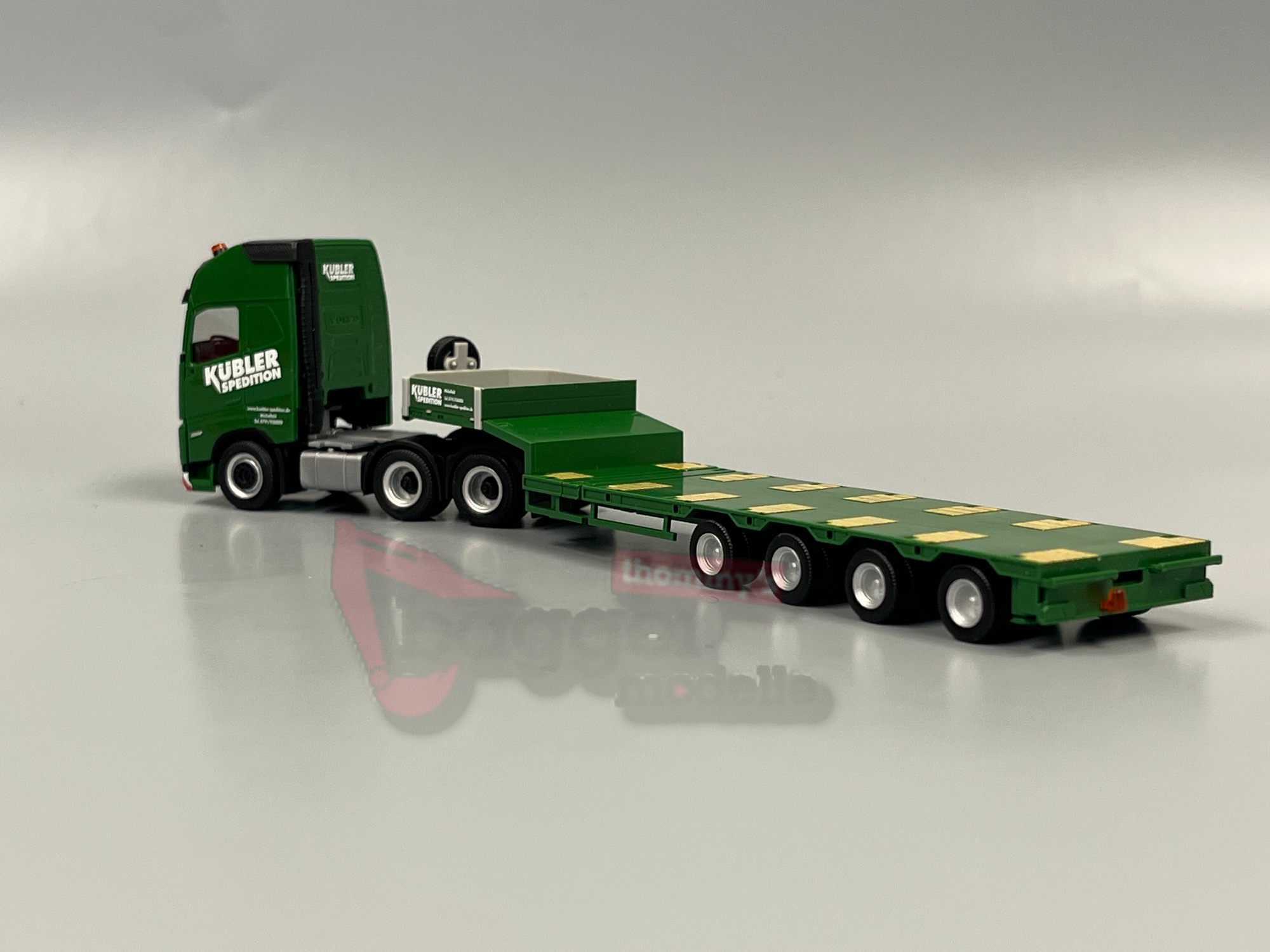 319492 - Herpa - Volvo FH GL XL 2020 Semitieflade-Sattelzug "Kübler"