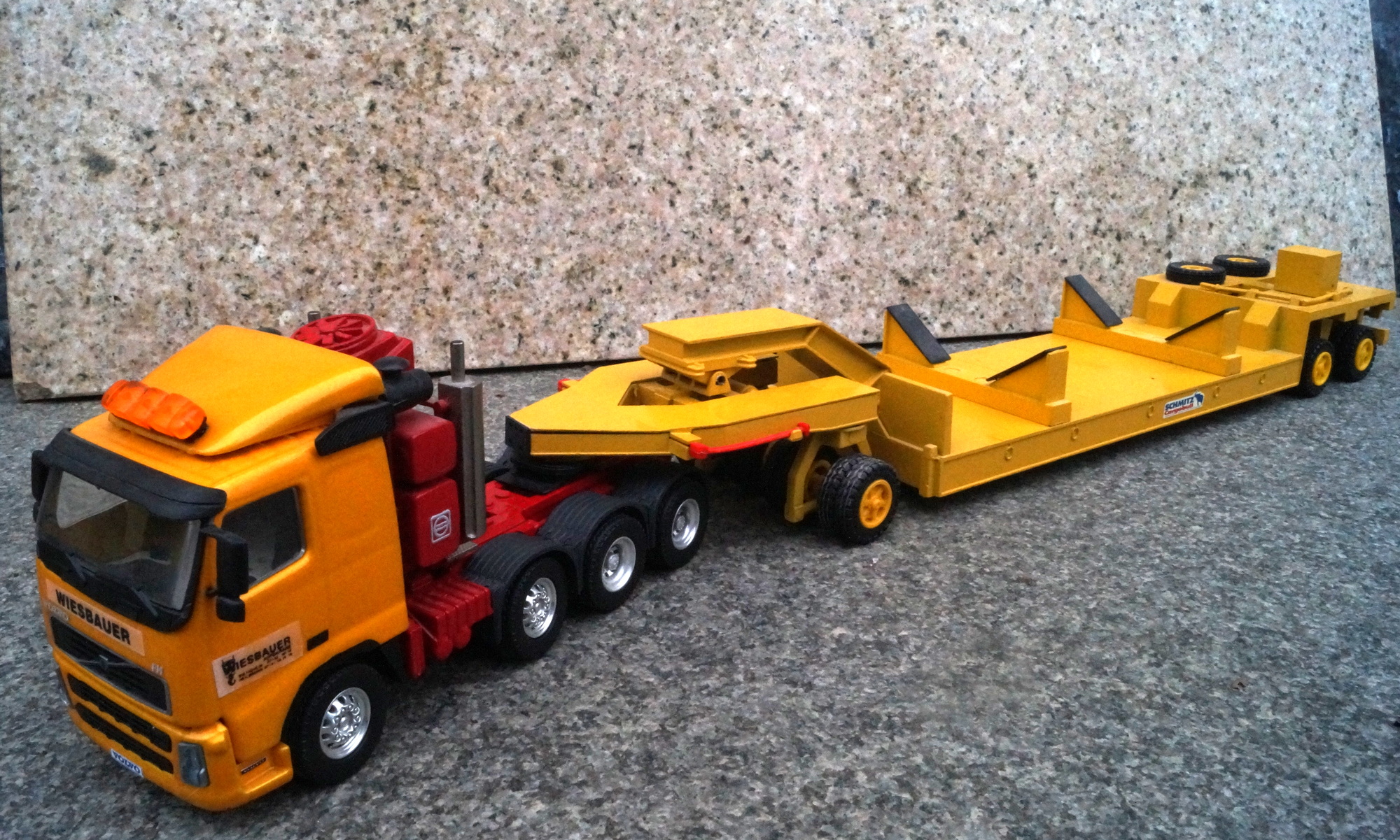 Volvo FH 4achs Schwerlastzugmaschine mit Schmitz Cargobull Tieflader "Wiesbauer Aufkleber"