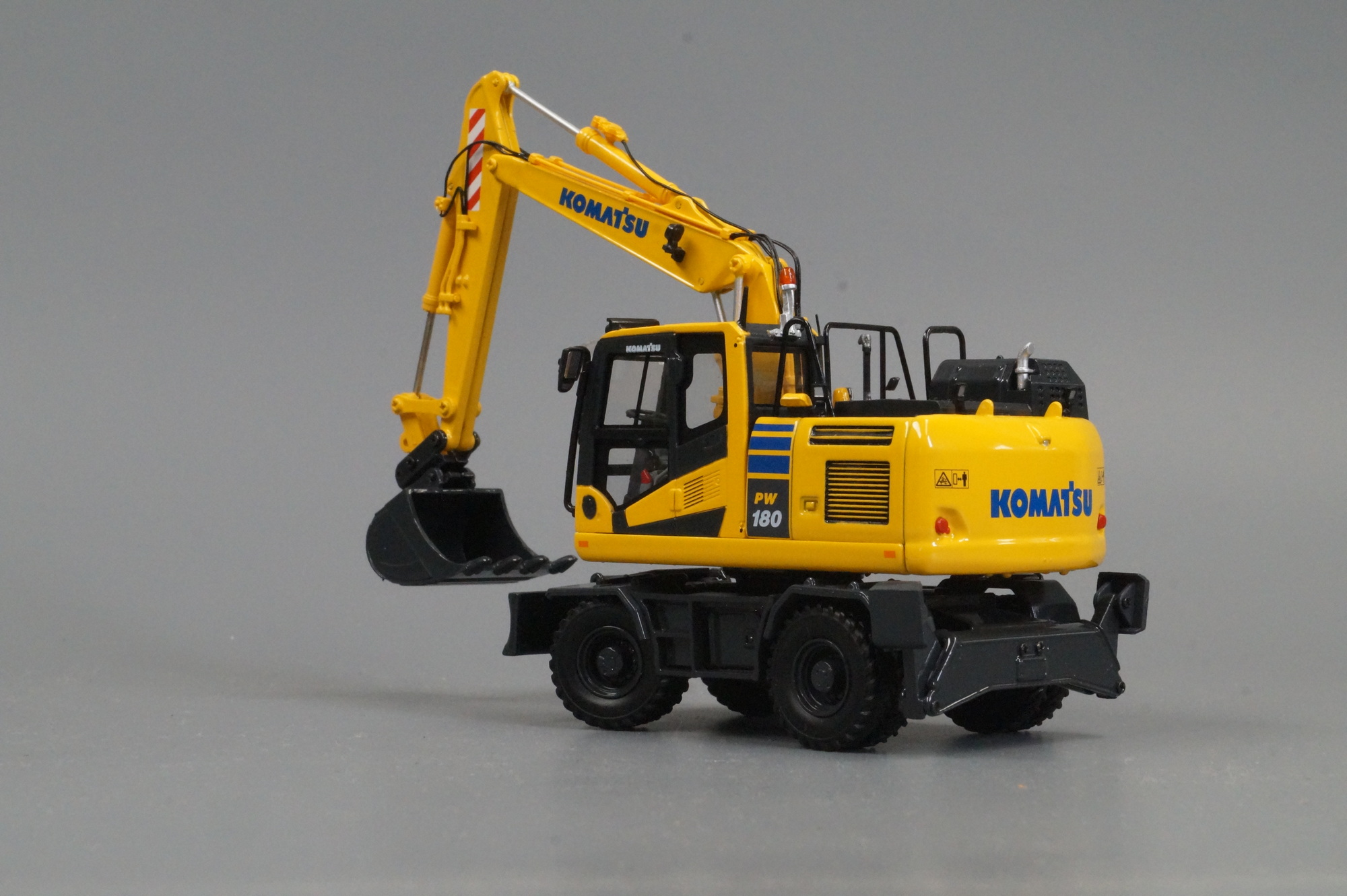 UH - 8163 - Komatsu  PW 180-11 Mobilbagger mit Hammer und Löffel