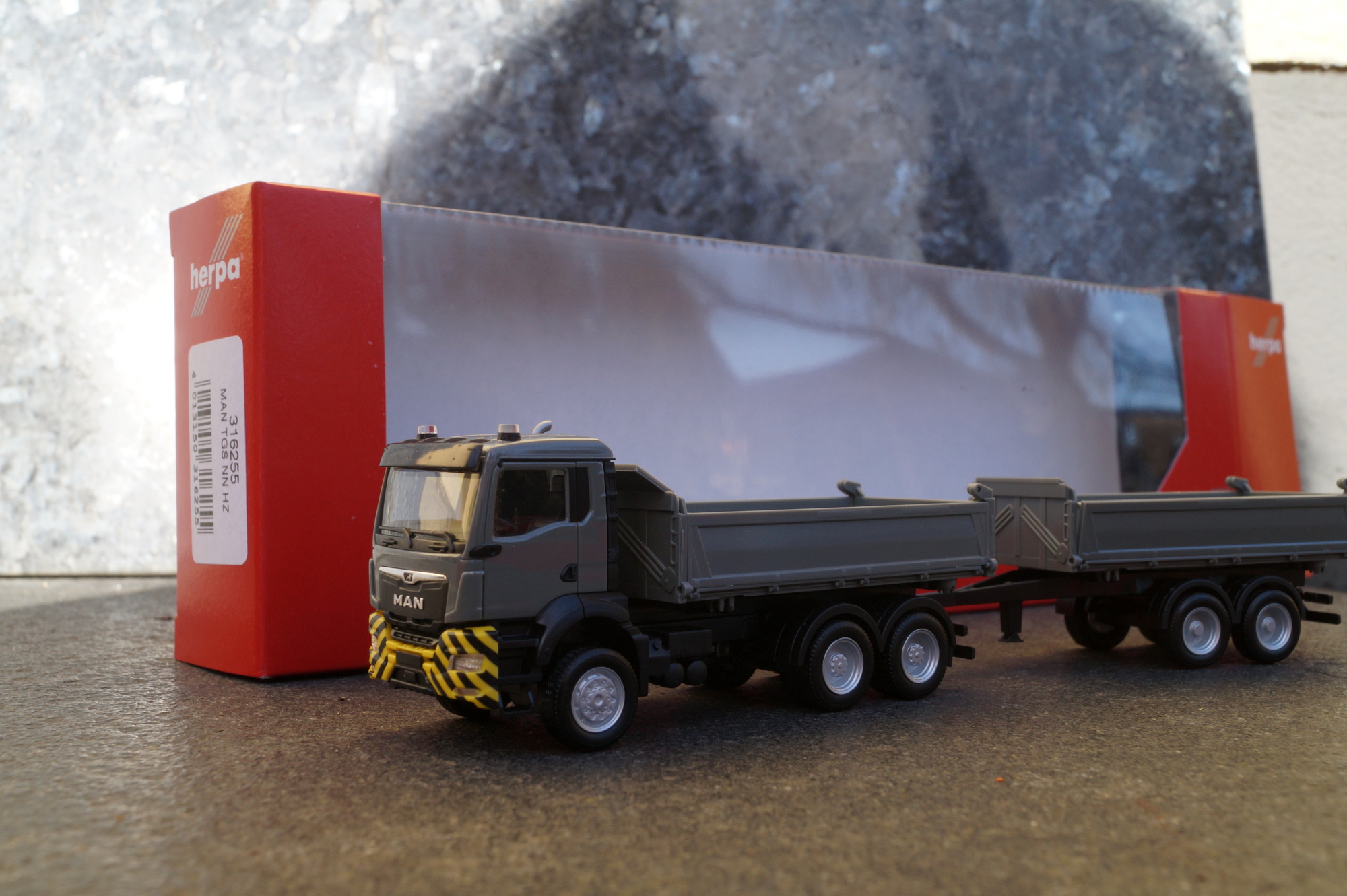 316255 - Herpa - MAN TGS NN Baukipper-Hängerzug, grau/gelb