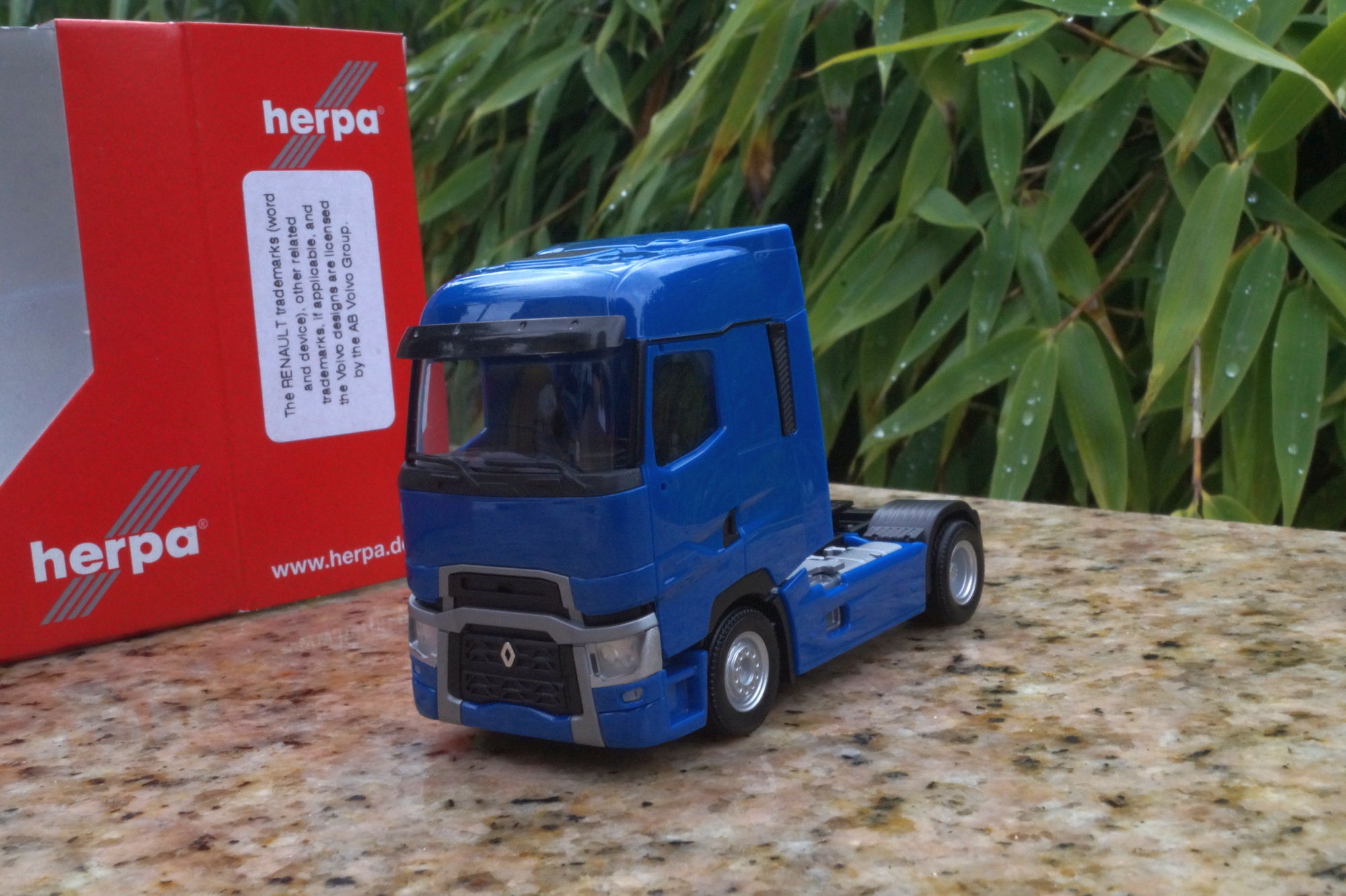 310628-2 - Herpa  - Renault T Zugmaschine  2 achs   enzianblau