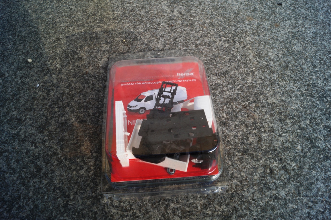 013451 -Herpa - MiniKit: MAN TGE Einfachkabine mit Pritsche und Plane, weiß