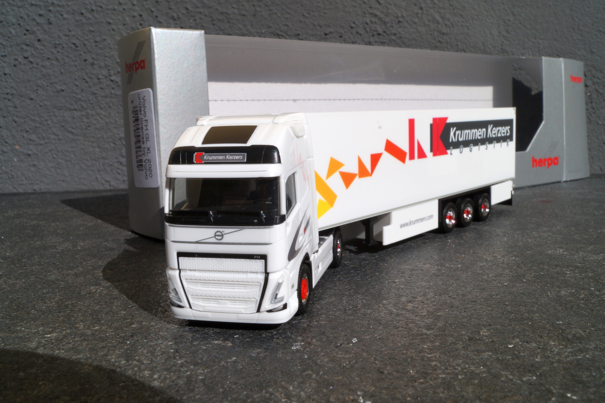 946629 - Herpa - Volvo FH XL 2020 Kühlkoffer Sattelzug "Krummen Kerzers" CH"