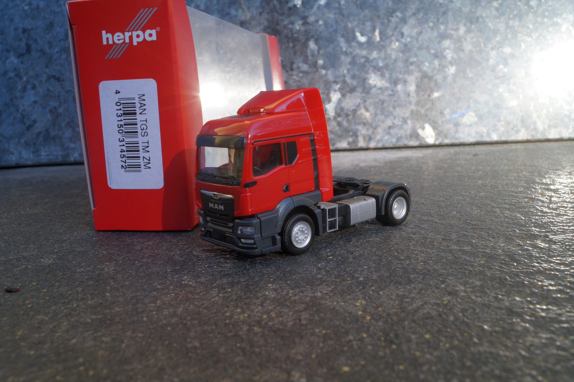 314572 - Herpa - MAN TGS TM Zugmaschine mit Windleitblechen, verkehrsrot