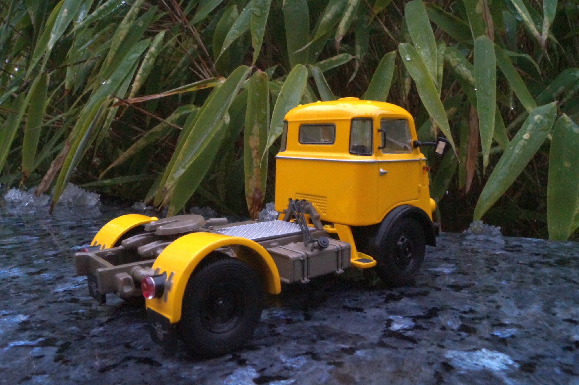 DAF  2achs Solozugmaschine gelb