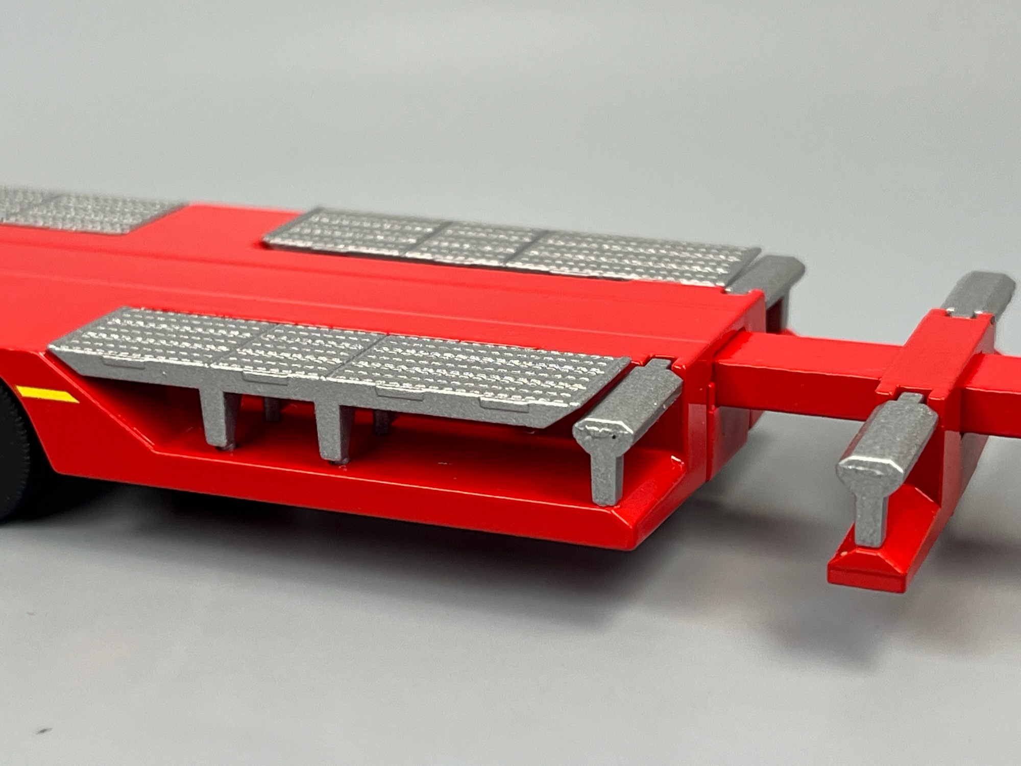 98040/01 - Conrad - 3achs Goldhofer Stepstar Semi Auflieger mit Radmulden in rot
