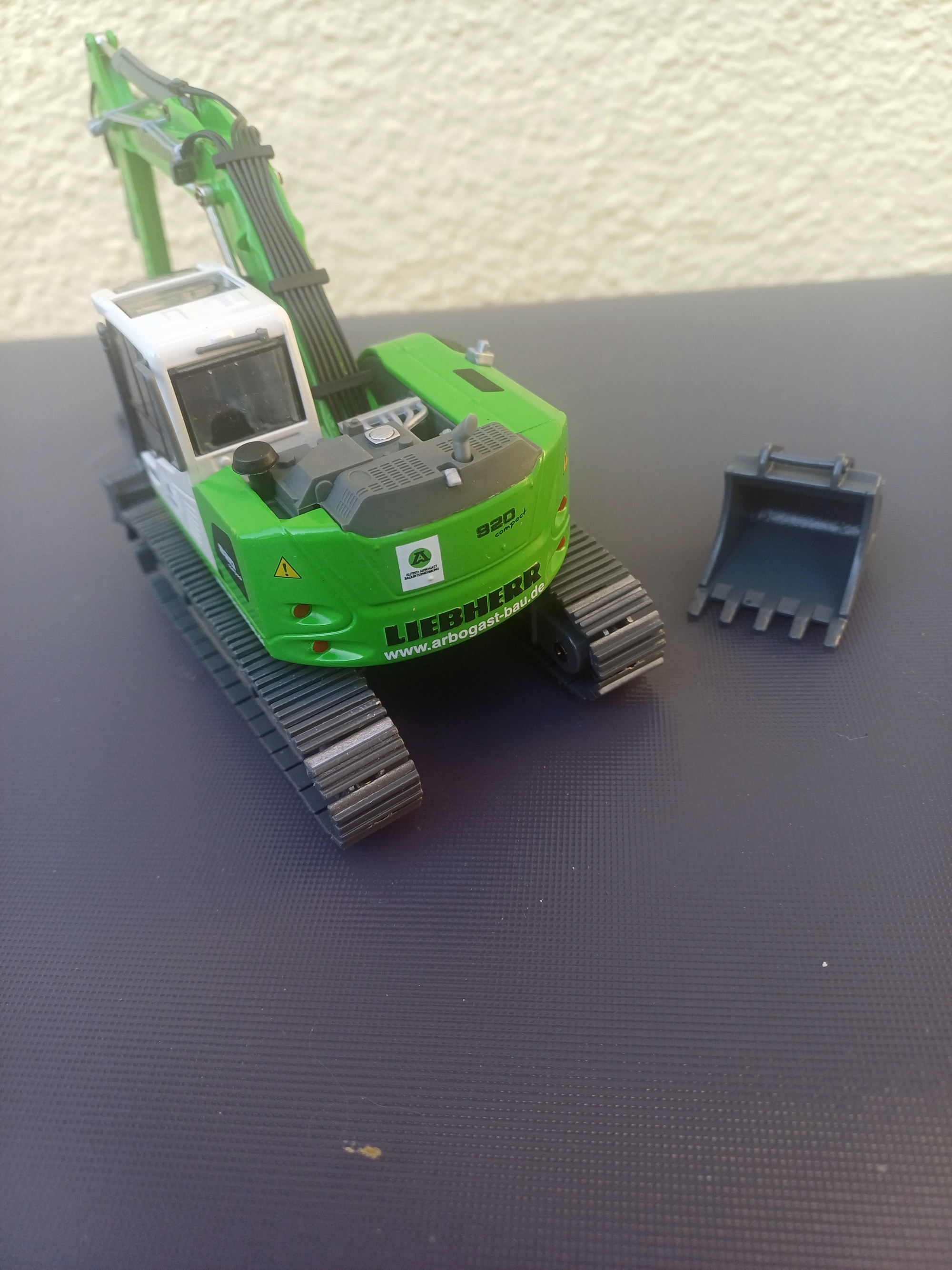 2206-1 -Thommys - Liebherr R 920 Compact  Monoblockausleger mit Böschungslöffel und Schaufel - Arbogast