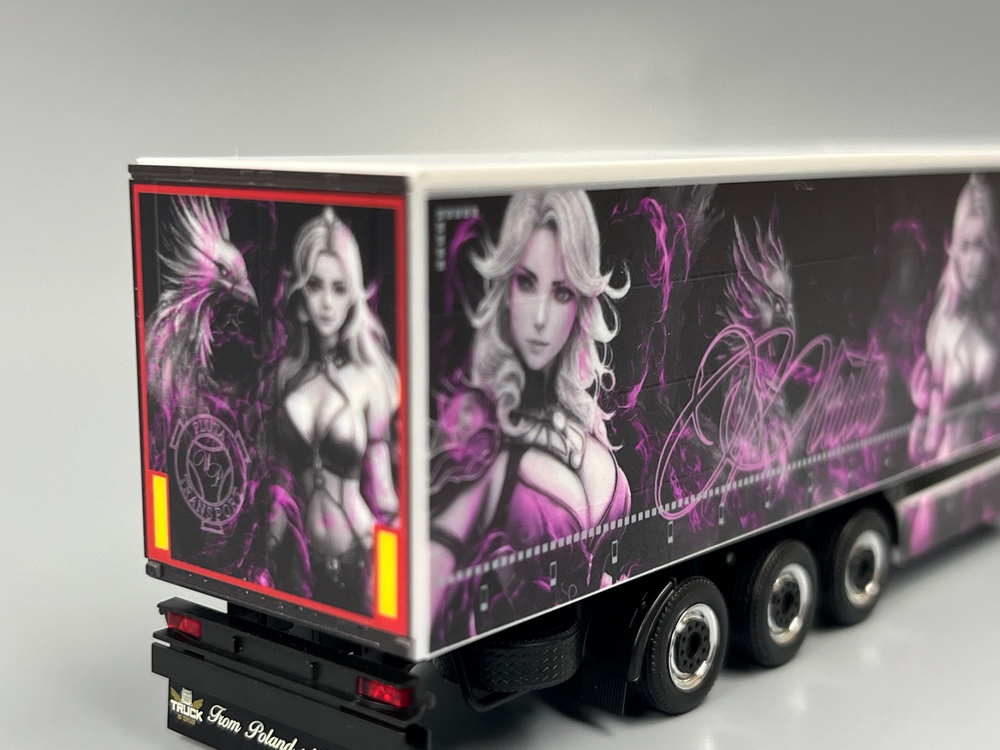 320979 - Herpa - DAF XG+ Gardinenplanen-Sattelzug "Pluta/Phoenix Queen" (Polen