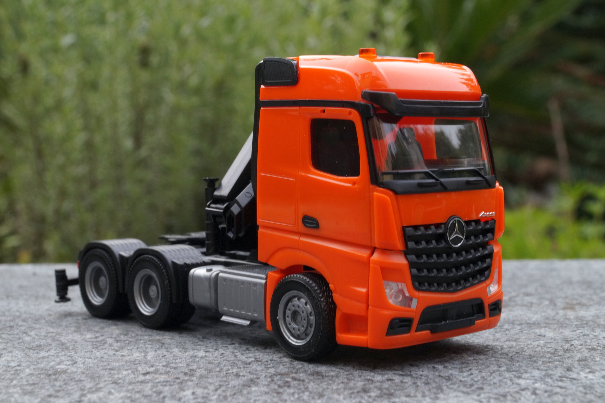 313315-2 - Herpa -Mercedes-Benz Arocs Zugmaschine mit Ladekran und Heckabstützung, orange