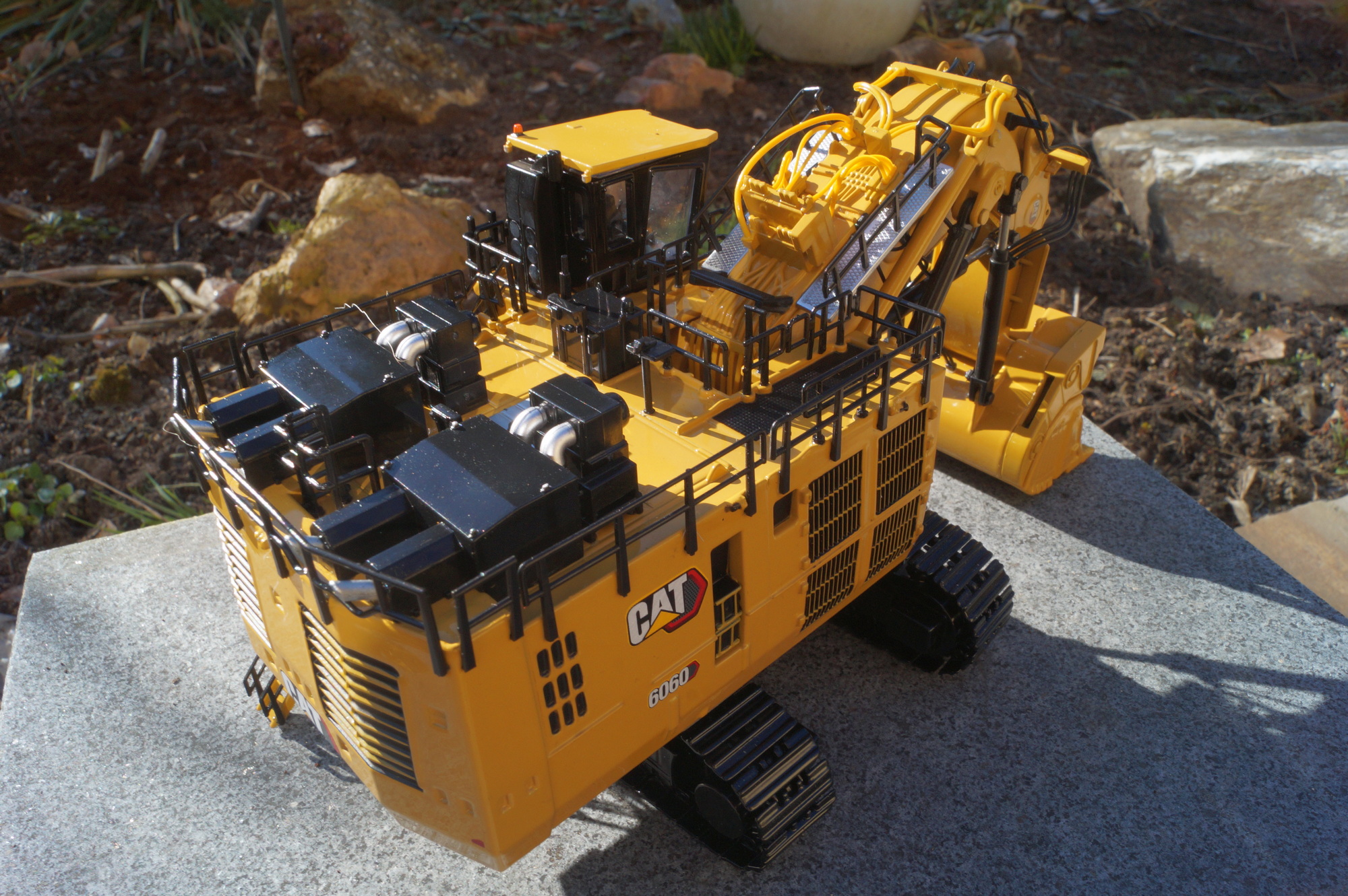 85650 - DCM-Cat 6060FS Hydraulikbagger mit Hochlöffel 1:87