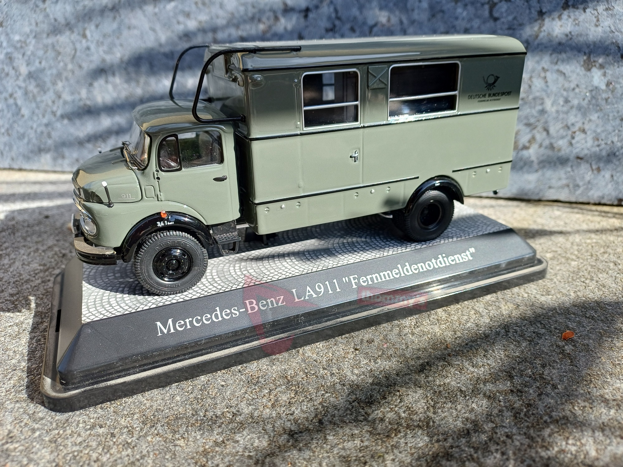 10164 -Sonstige - Mercedes Benz LA 911 Koffer LKW "Deutsche Post Fernmeldenotdienst"