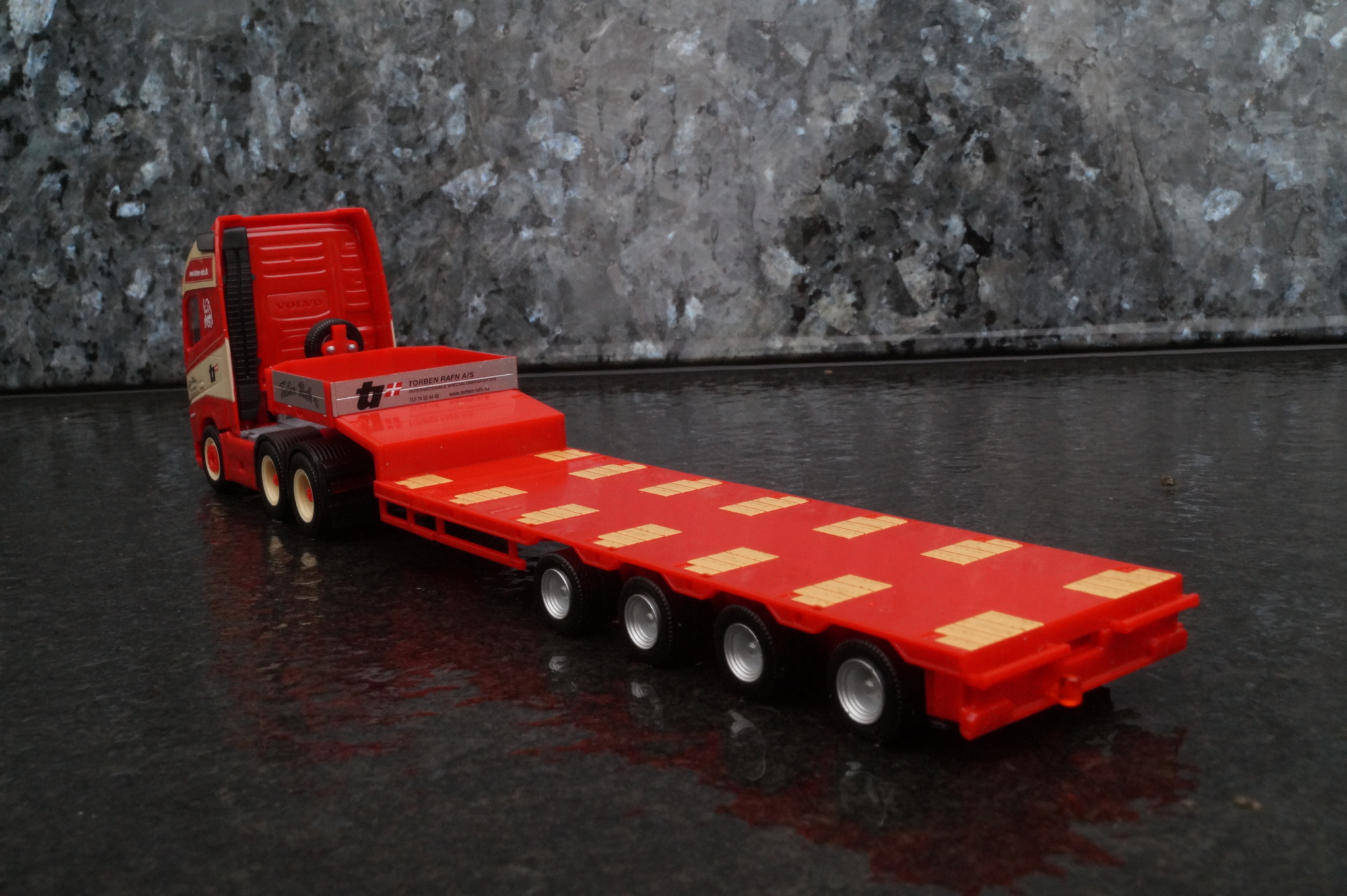 316354 - Herpa - Volvo FH 16 Gl. XL 2020 6x4 Semitieflade-Sattelzug "Torben Rafn