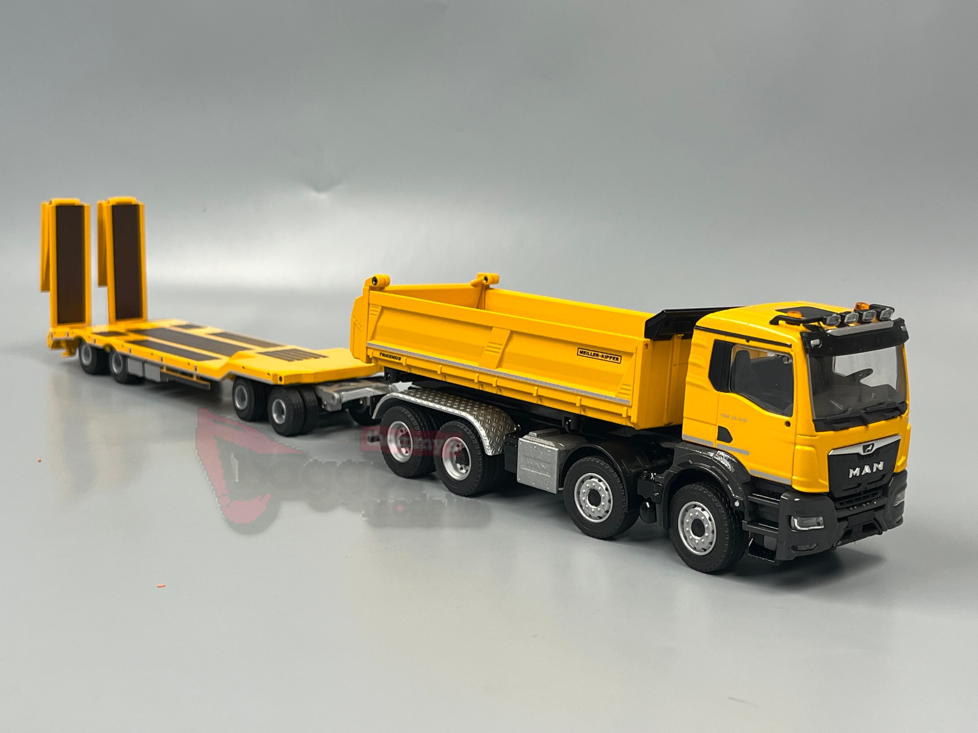 81247-02 - Conrad - MAN TGS NN Meiller Dreiseitenkipper mit Tiefladeanhänger - gelb -