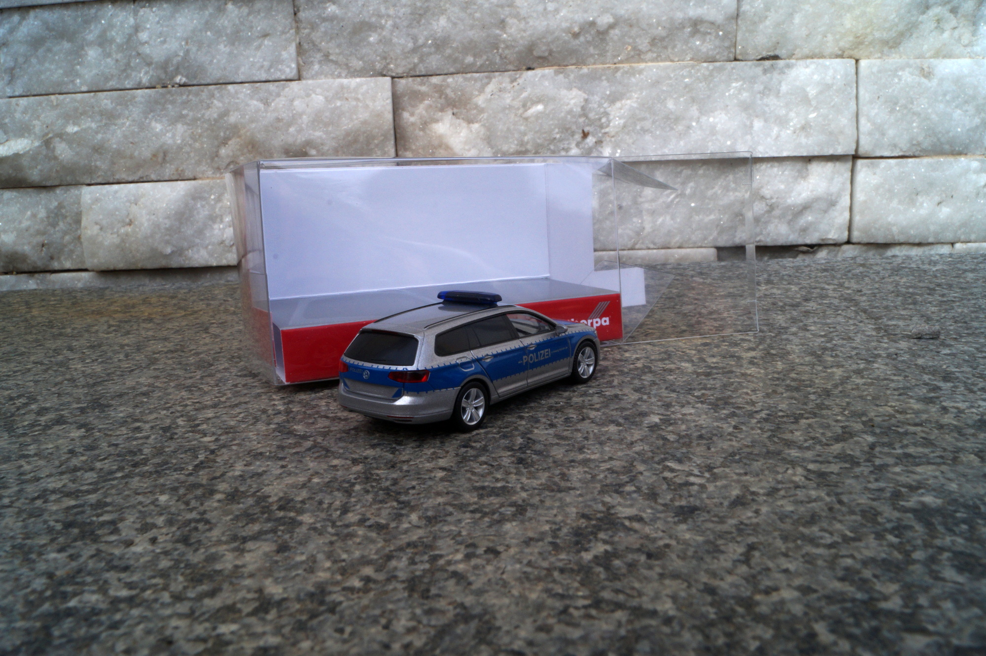 940351-  Herpa - Volkswagen (VW)  Passat Variant "Polizei Lübeck" /Regenbogen"