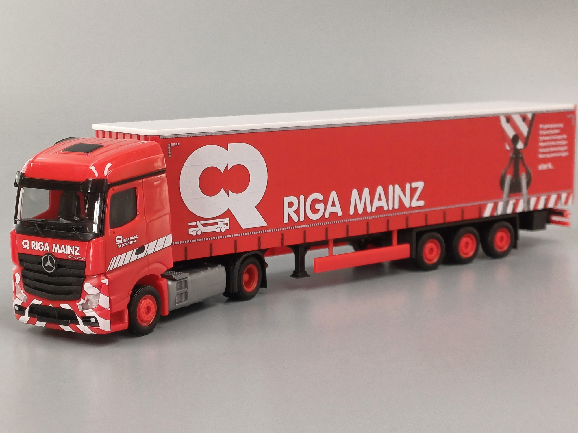 318860 -Herpa - Mercedes-Benz Actros Streamspace Gardinenplanen-Sattelzug "Riga Mainz