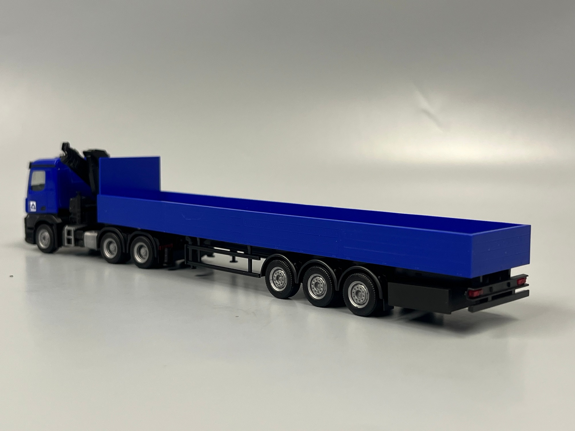 960038 - Herpa -  Mercedes Benz Arocs (mit Ladekran) Pritschen-Sattelzug  "Hoch-Tief"