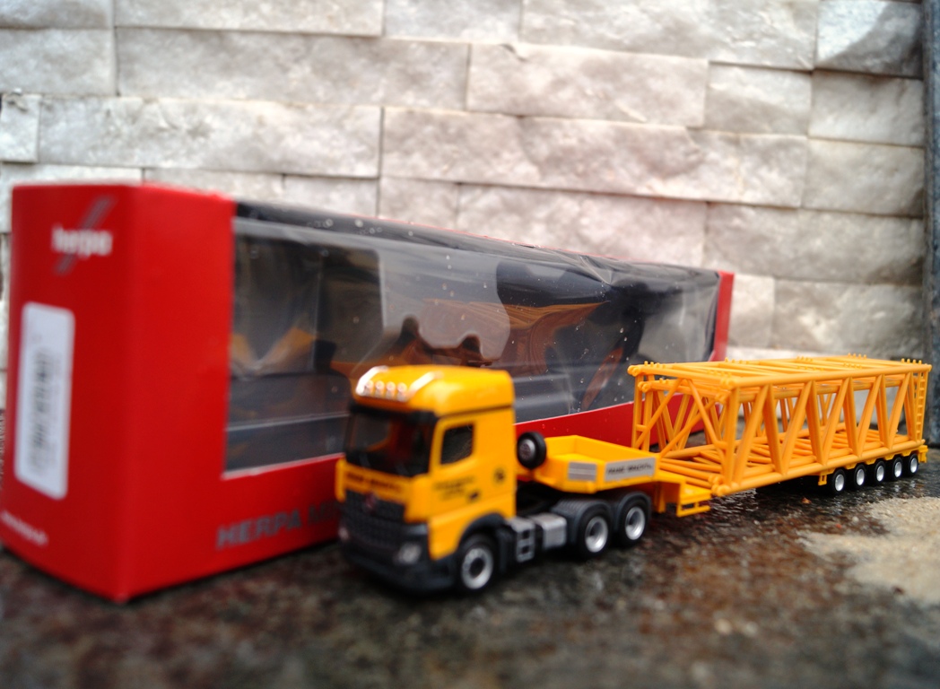311076 - Herpa - Mercedes-Benz Arocs L 6x4 Semitieflade-Sattelzug mit Gittermastteilen "Franz Bracht"