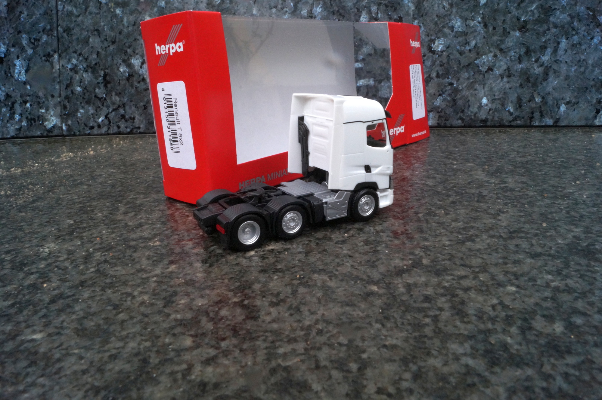 311588 - Herpa - Renault T 3 achs Zugmaschine 6x2  weiß