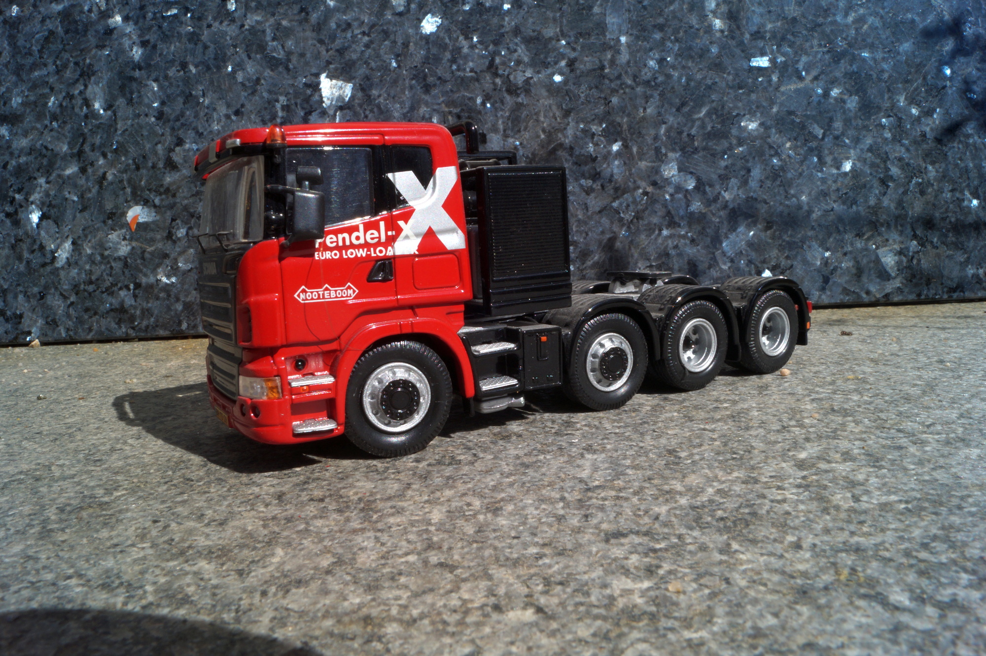 Scania 4 achs Schweralstzugmaschne "Nooteboom Pendel X"