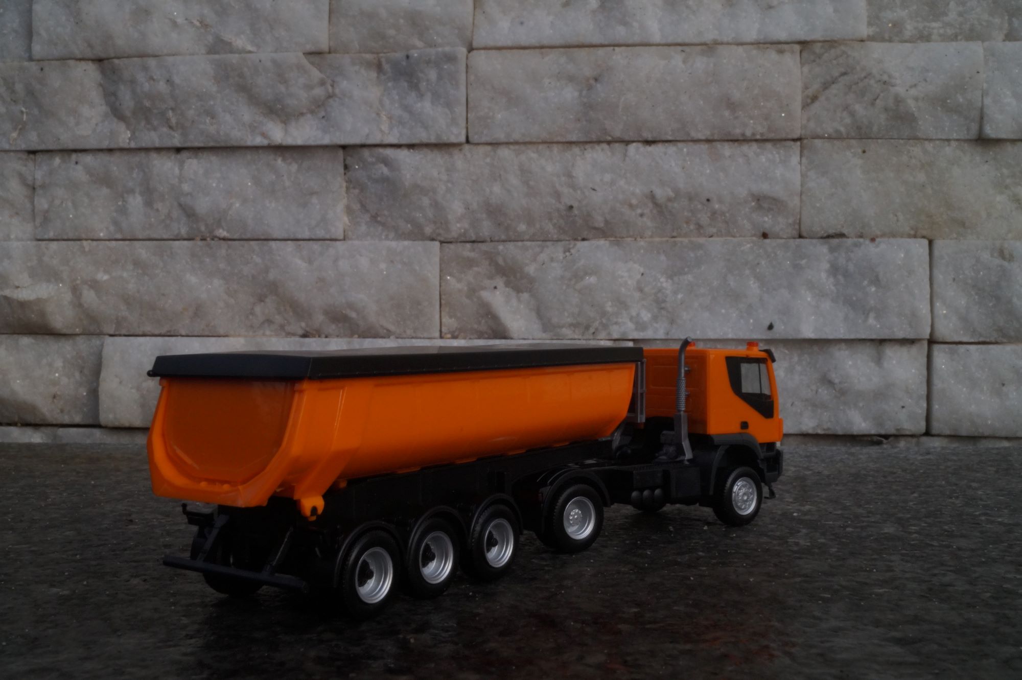 311373 - Herpa  - Iveco Trakkker 4x4 Thermomulden-Sattelzug, kommunalorange