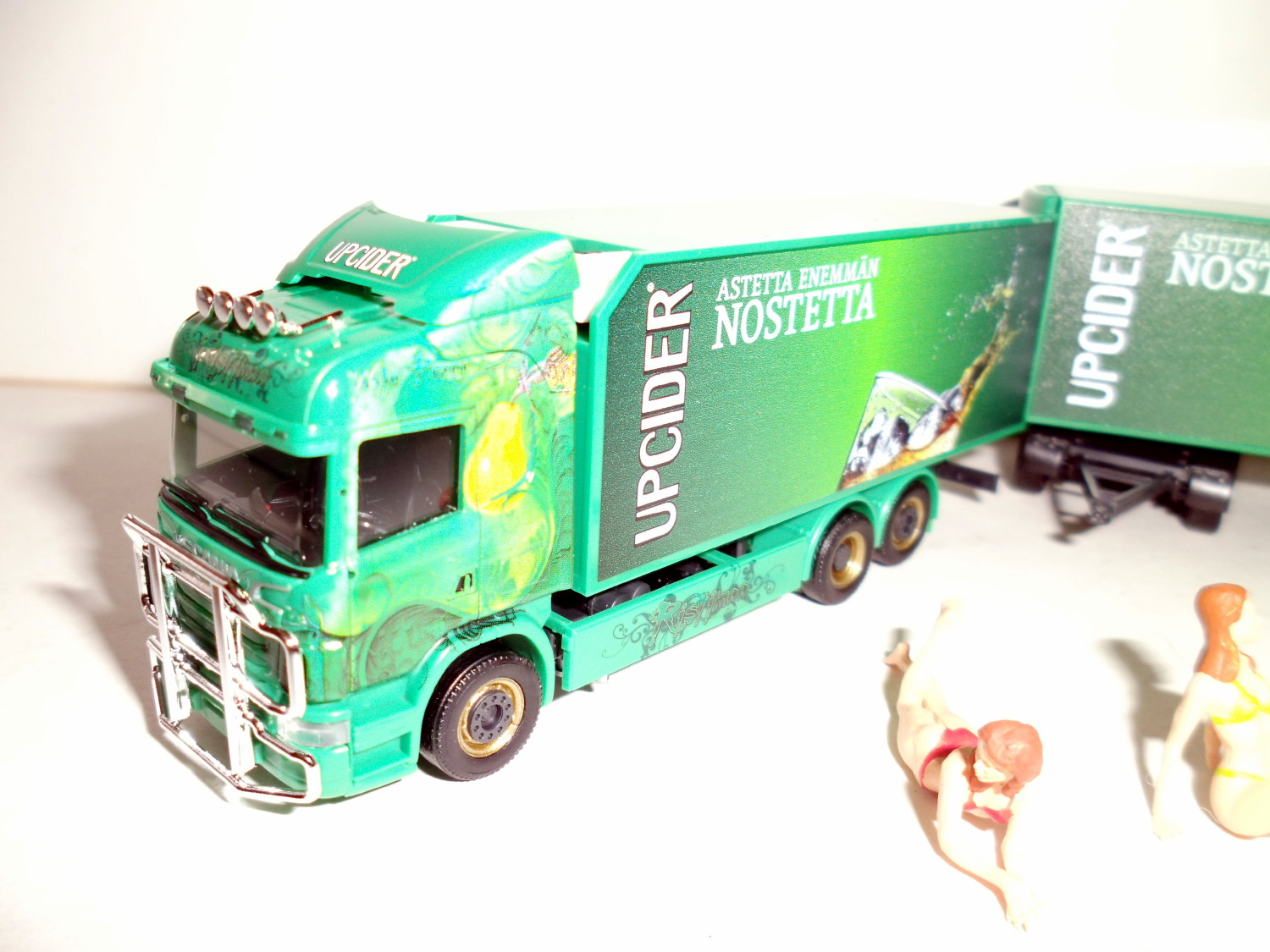 303170 - Herpa - Scania R 09 Kühlkofferzug  "Ristimaa Wild Perry" (FIN)