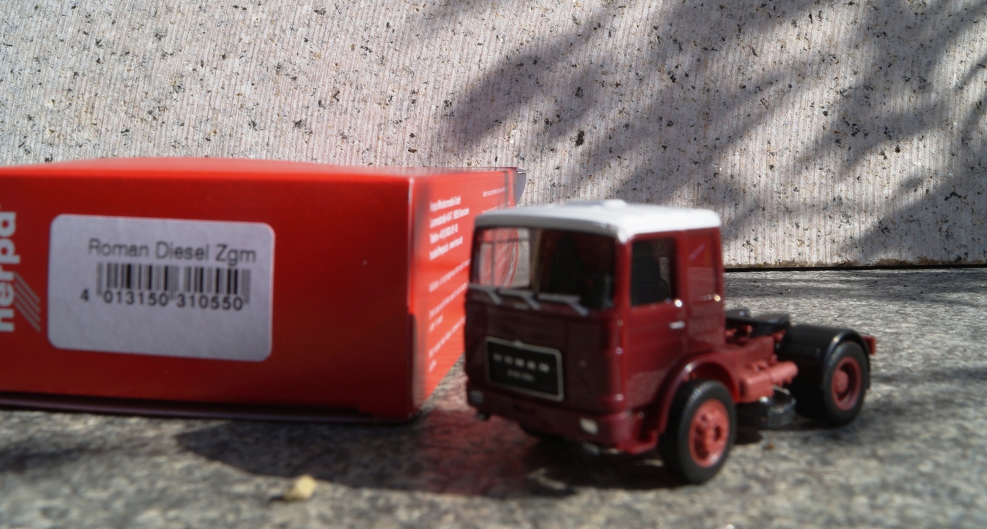310550 - Herpa  - Roman Diesel 4×2 Zugmaschine, braunrot / Dach weiß