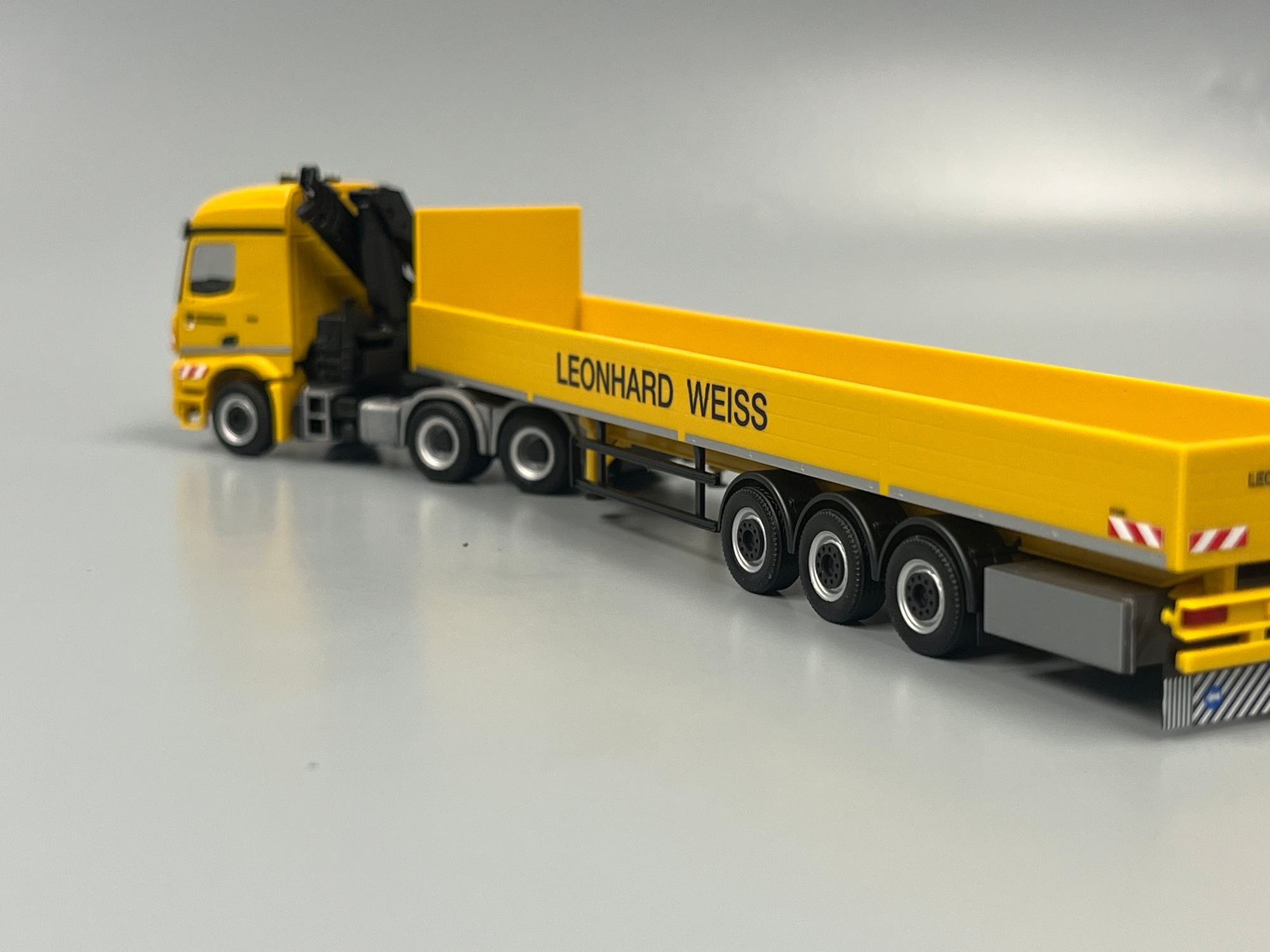 953719 - Herpa - Mercedes Benz Arocs Streamspace (mit Kran) Pritschen-Sattelzug "Leonhard Weiss"