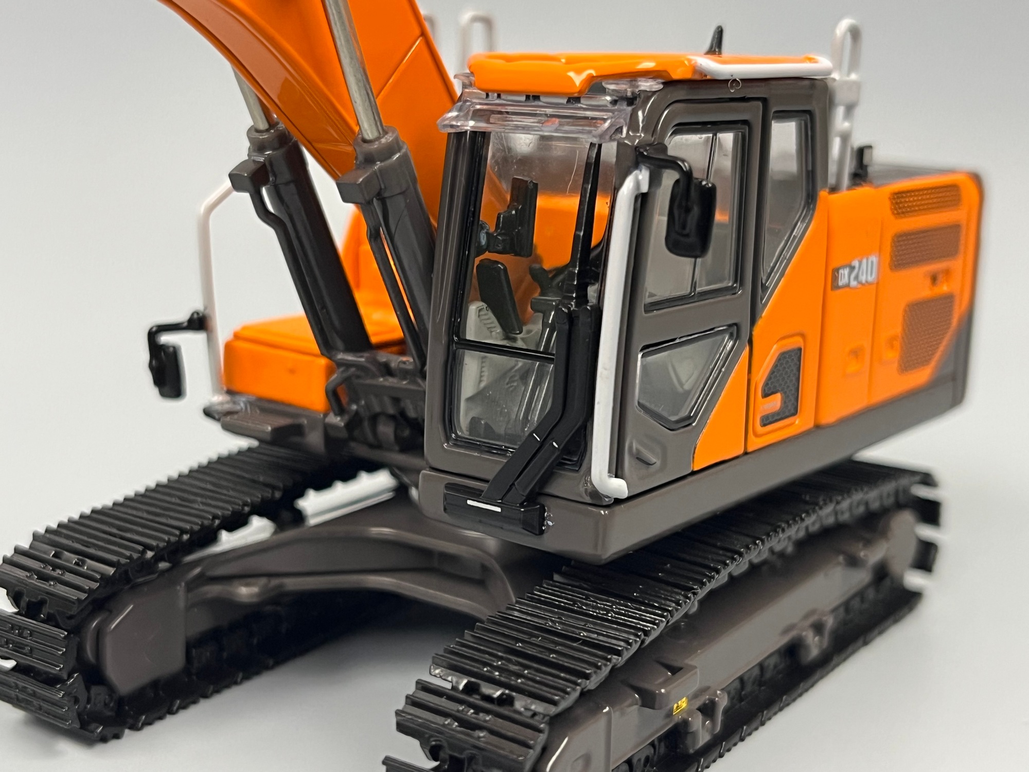 16-1041 -IMC- Develon DX 240 Kettenbagger