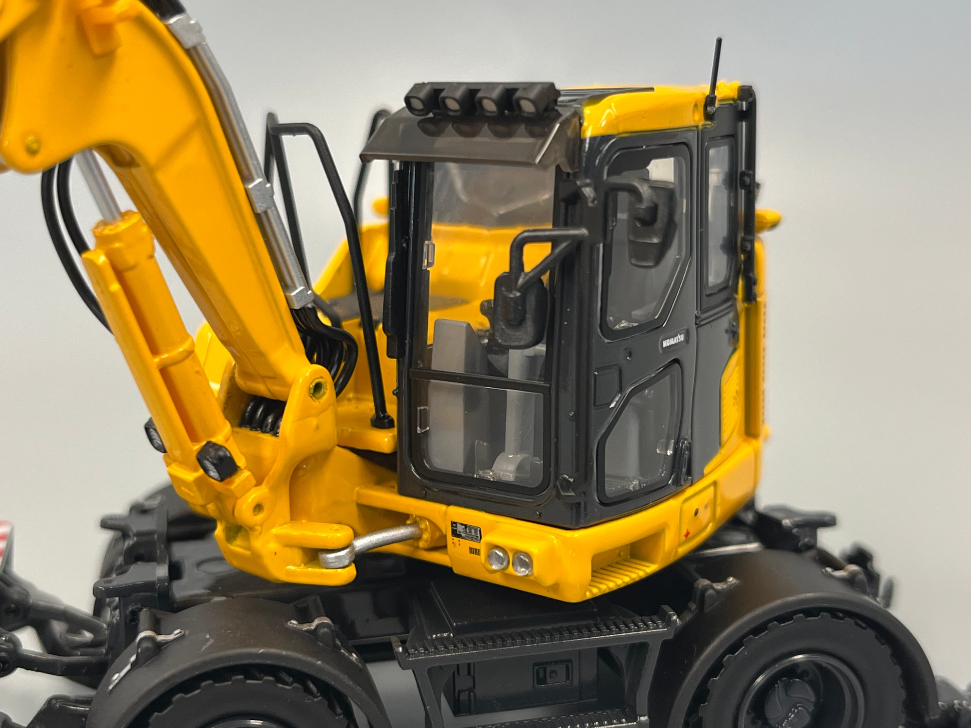 8190 -Universal Hobbies -Komatsu PW 138-MR11-2026 Mobilbagger