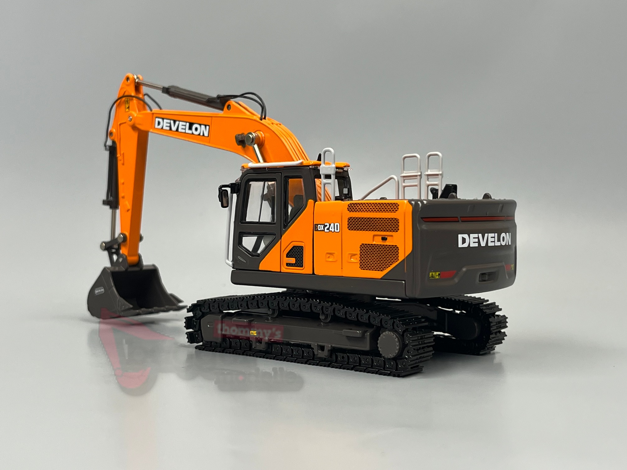 16-1041 -IMC- Develon DX 240 Kettenbagger