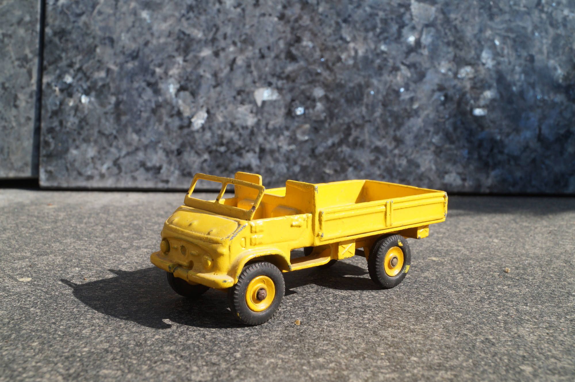 Mercedes Benz Unimog  Pritschenwagen "Lackfehler"